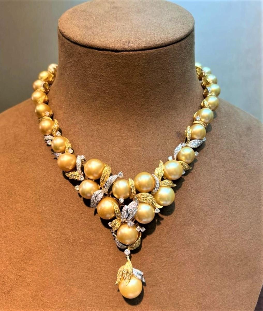 Der folgende Artikel, den wir anbieten, ist diese schöne seltene wichtige 18KT Weiß- und Gelbgold Perlen- und Diamant-Halskette. Die Halskette besteht aus wunderschönen, prächtigen, hochglänzenden 36 AA-AAA GOLDEN PRISTINE SOUTH SEA PEARLS, die