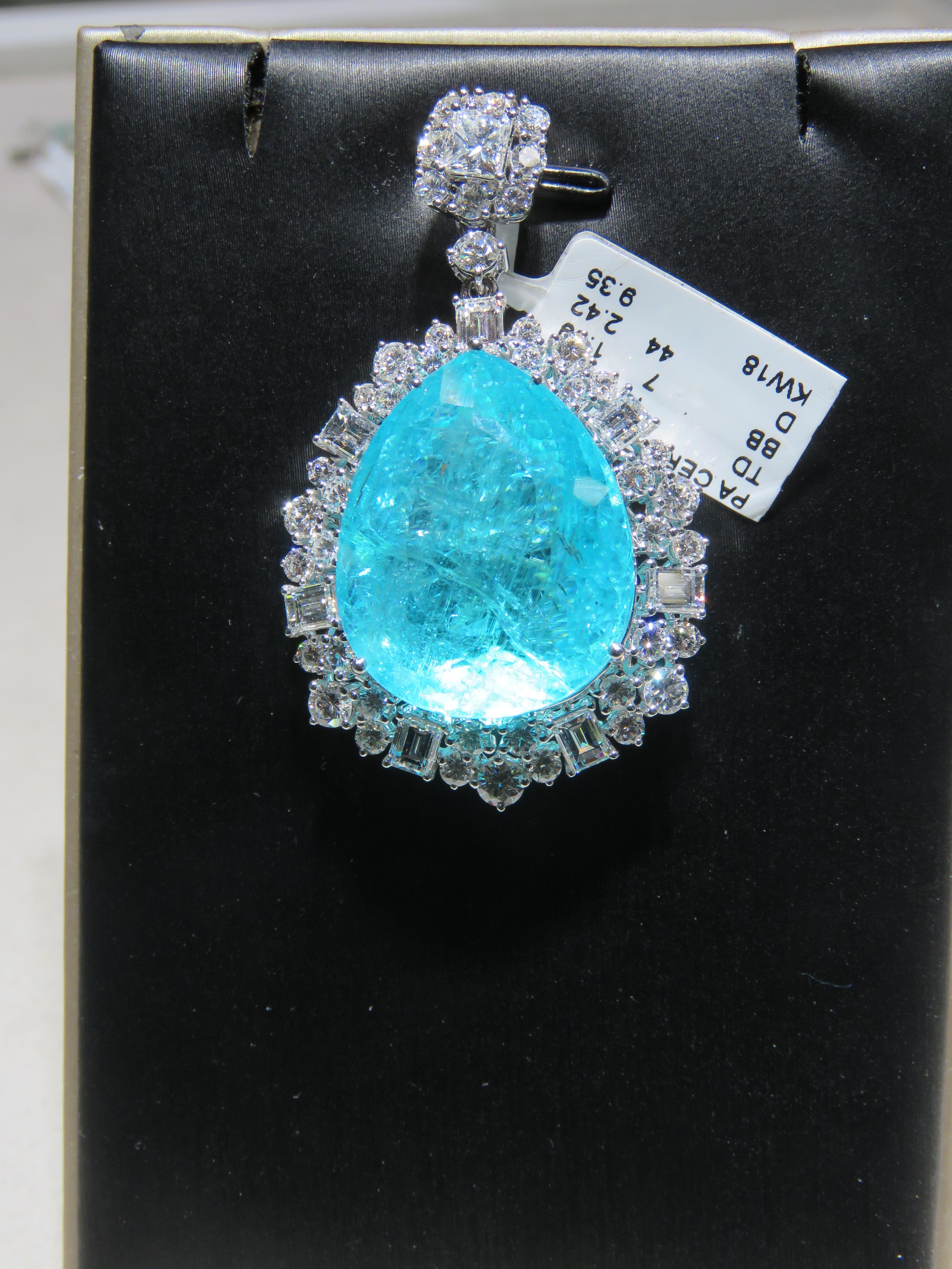Il seguente articolo è una splendida e rara collana in oro bianco 18KT con diamanti e tormalina Paraiba neon!!!! La collana è caratterizzata da un'eccezionale tormalina Paraiba Neon grande a forma di pera estremamente rara e multiforme, ornata da