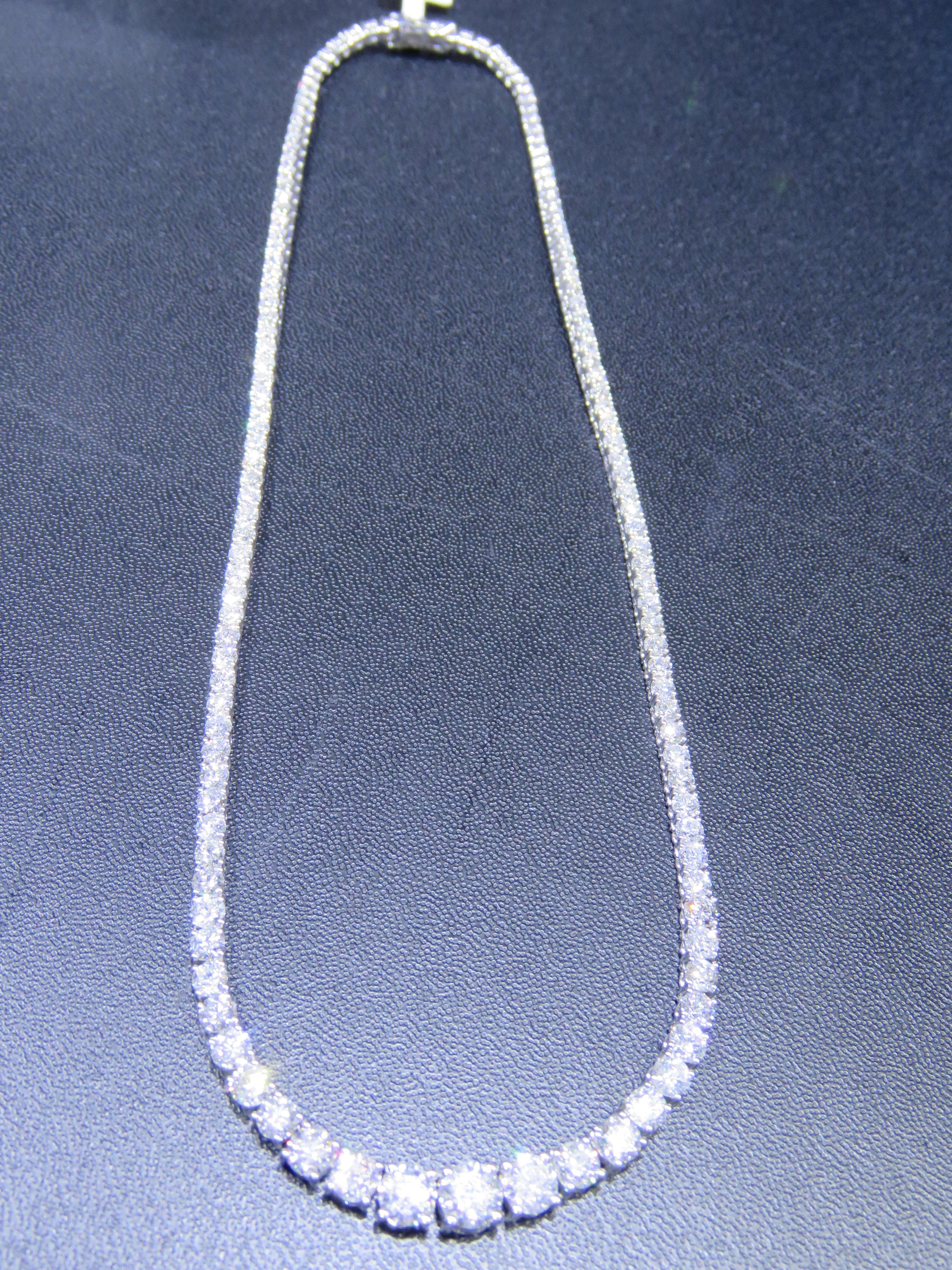 Der folgende Artikel, den wir anbieten, ist eine seltene wichtige Radiant 18KT Gold Rare Gorgeous Fancy Diamond Necklace. Halskette besteht aus einem wunderschönen Array von Fancy mit Diamanten abgestuft!!! T.C.W. Ca. 16CTS!!! Diese wunderschöne