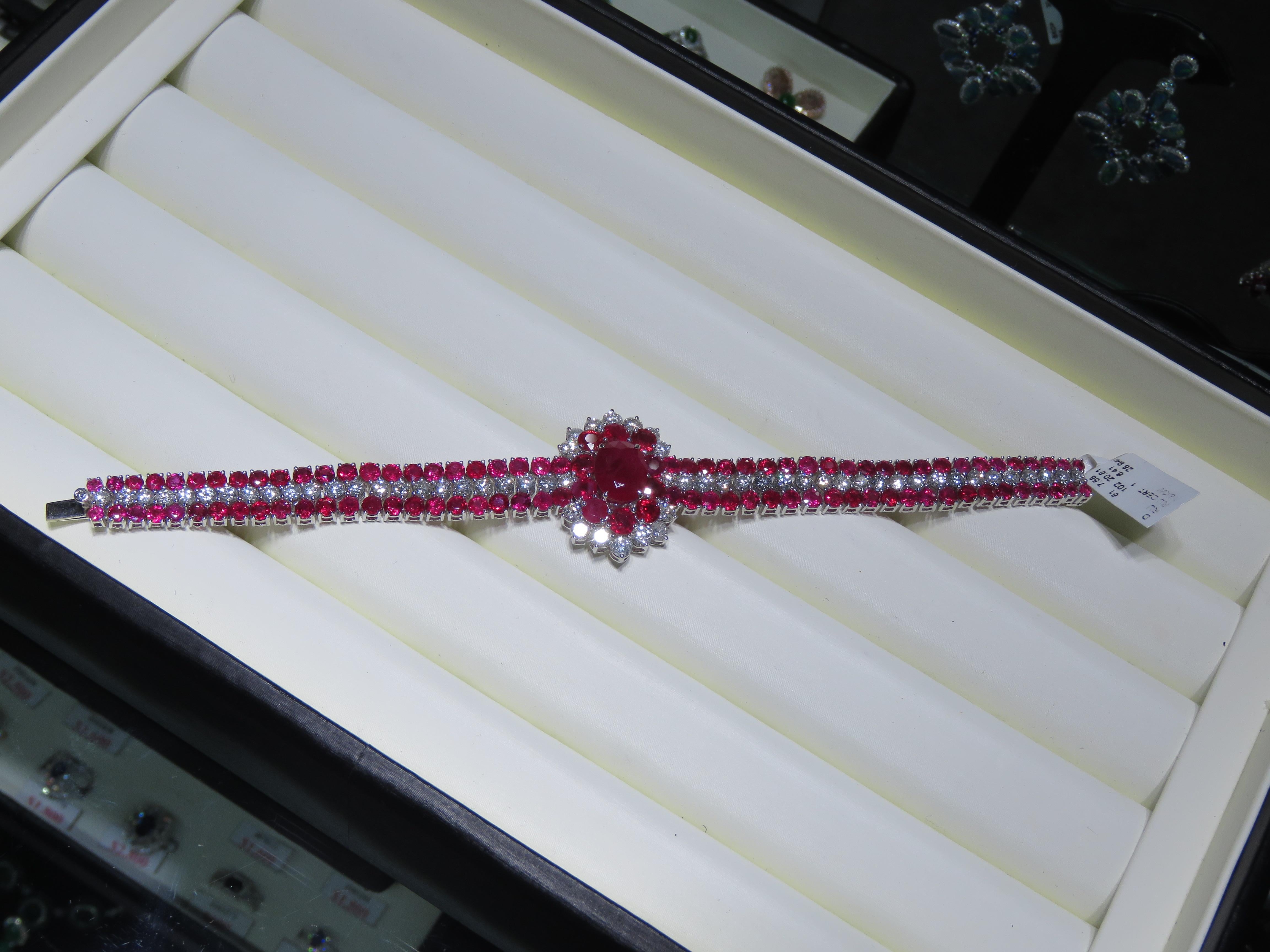 Una rara pulsera de diamantes esmeralda de oro blanco de 18 quilates. ¡La pulsera está compuesta por un magnífico rubí finamente engastado y adornado con brillantes diamantes! ¡¡¡T.C.W. aprox 35CTS!!! Esta Preciosa Pulsera es una Pieza de Muestra de