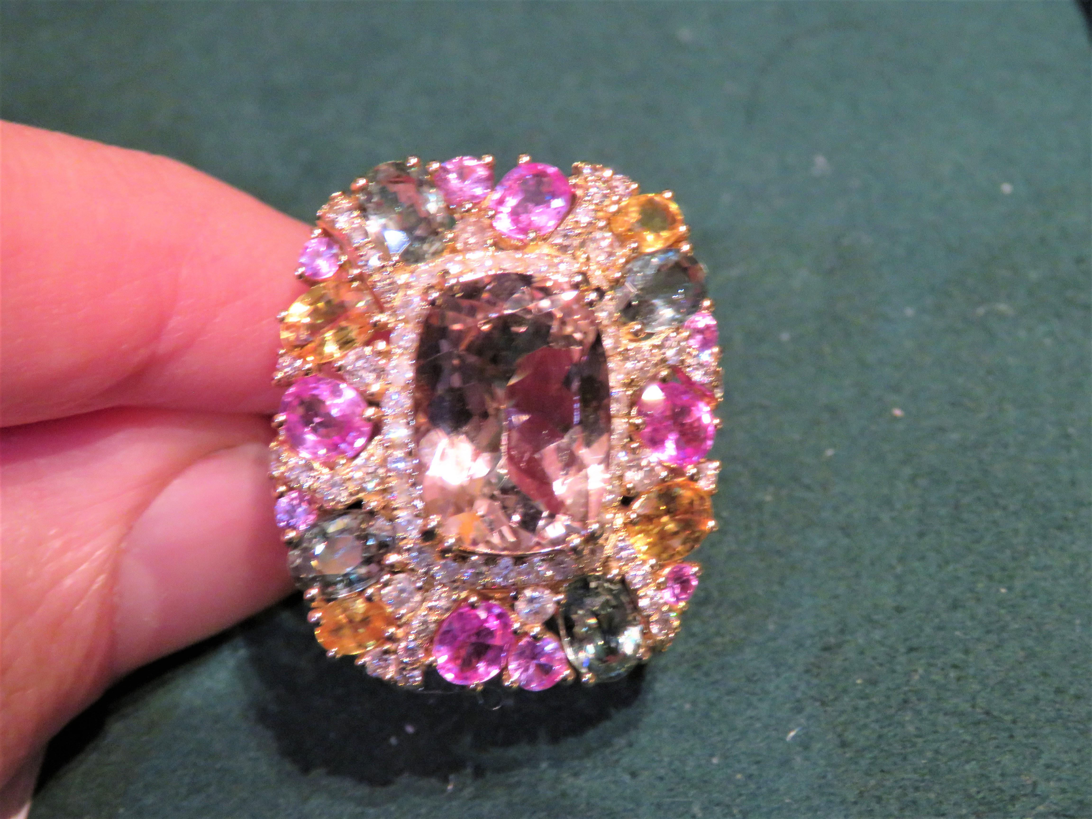Il seguente articolo che offriamo è questo raro e importante anello in oro 18KT, splendido e scintillante, con zaffiri e diamanti. L'anello contiene una bellissima Morganite fantasia, circondata da diamanti e splendidi zaffiri fantasia!!! Le pietre