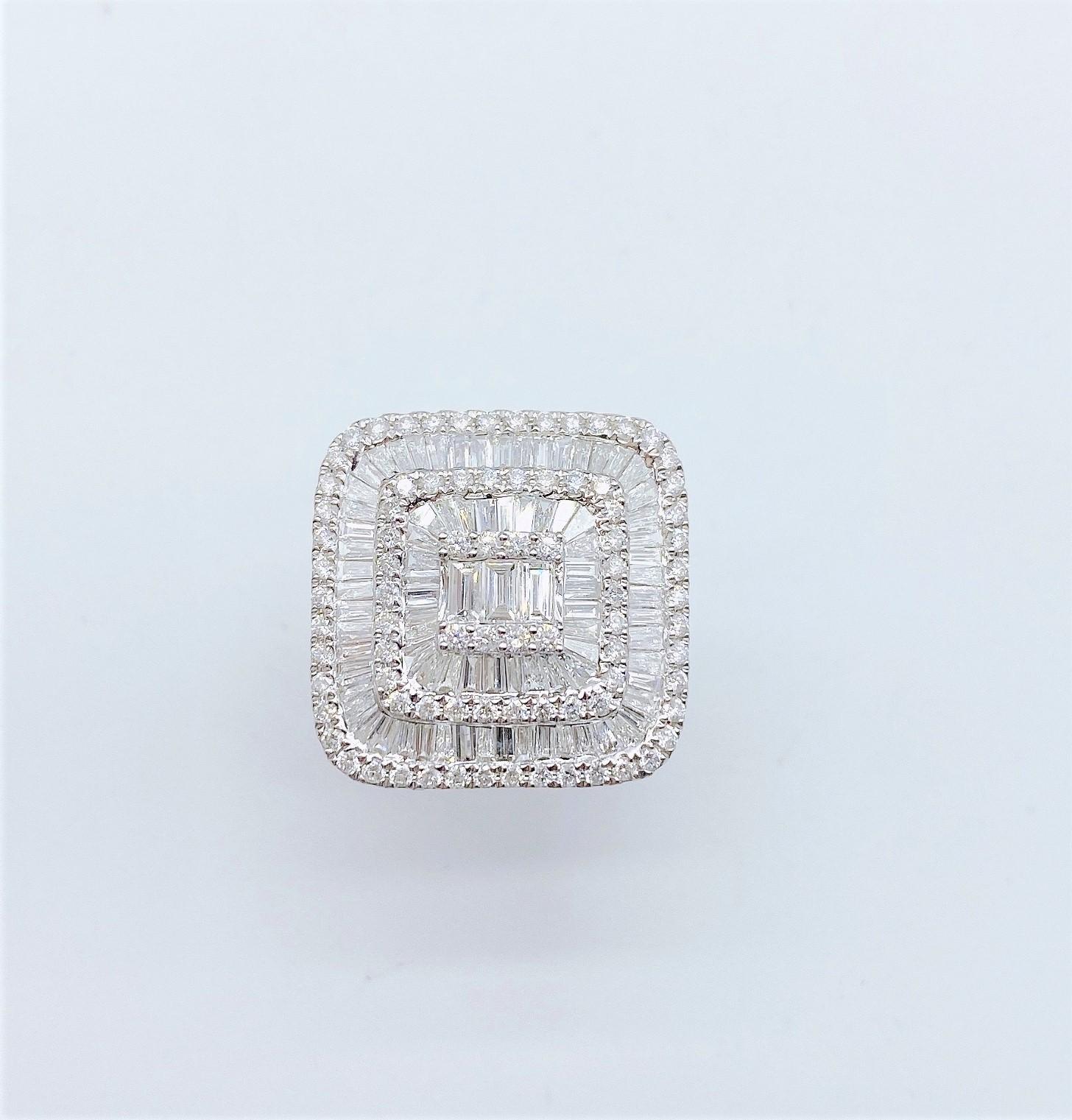 The Following Item we are offering is a Rare Important Radiant 18KT GOLD LARGE TRILLION BAGUETTE CUT AND ROUND CUT DIAMOND RING. Ring is comprised with Gorgeous Finely Set Trillion Baguette Cut Diamonds Framed with Gorgeous Glittering Round