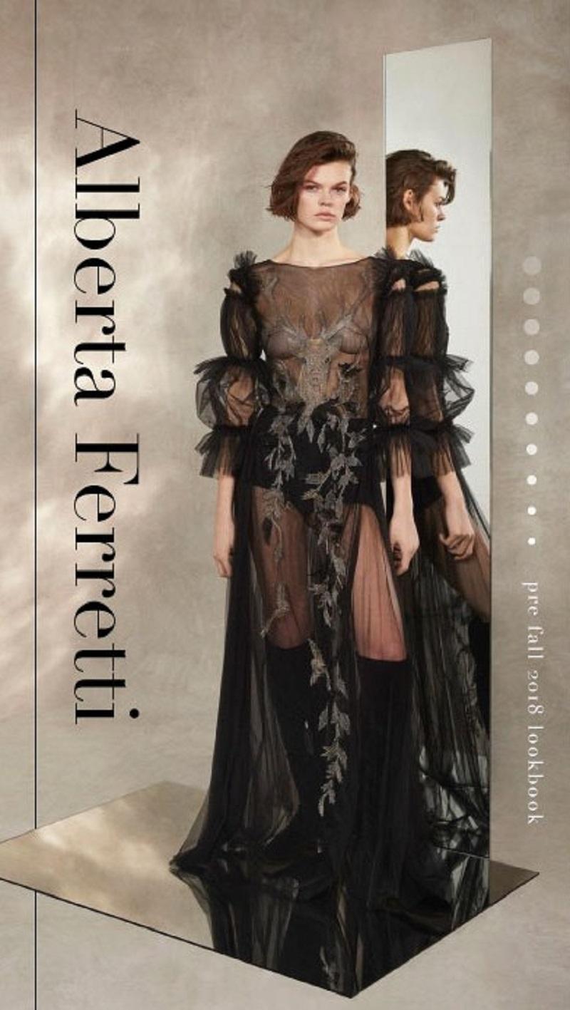 Etereo e squisitamente dettagliato, questo abito di Alberta Ferretti Pre-Fall 2018 è una masterclass di artigianato romantico. Realizzato in tulle nero trasparente, l'abito presenta maniche delicatamente arricciate e una silhouette morbidamente