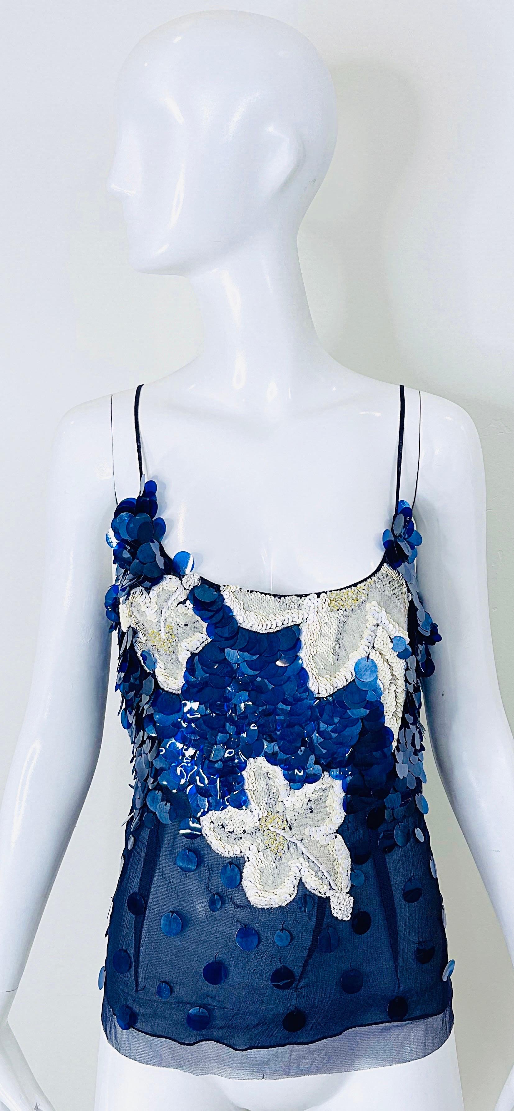 Brand new with tags beautiful early 2000s GIANFRANCO FERRE navy blue and white sequin and paillette encrusted silk chiffon blouse ! Features thousands of hand-sewn sequins and beads throughout. hidden zipper up the side.
Pair with white trousers, a