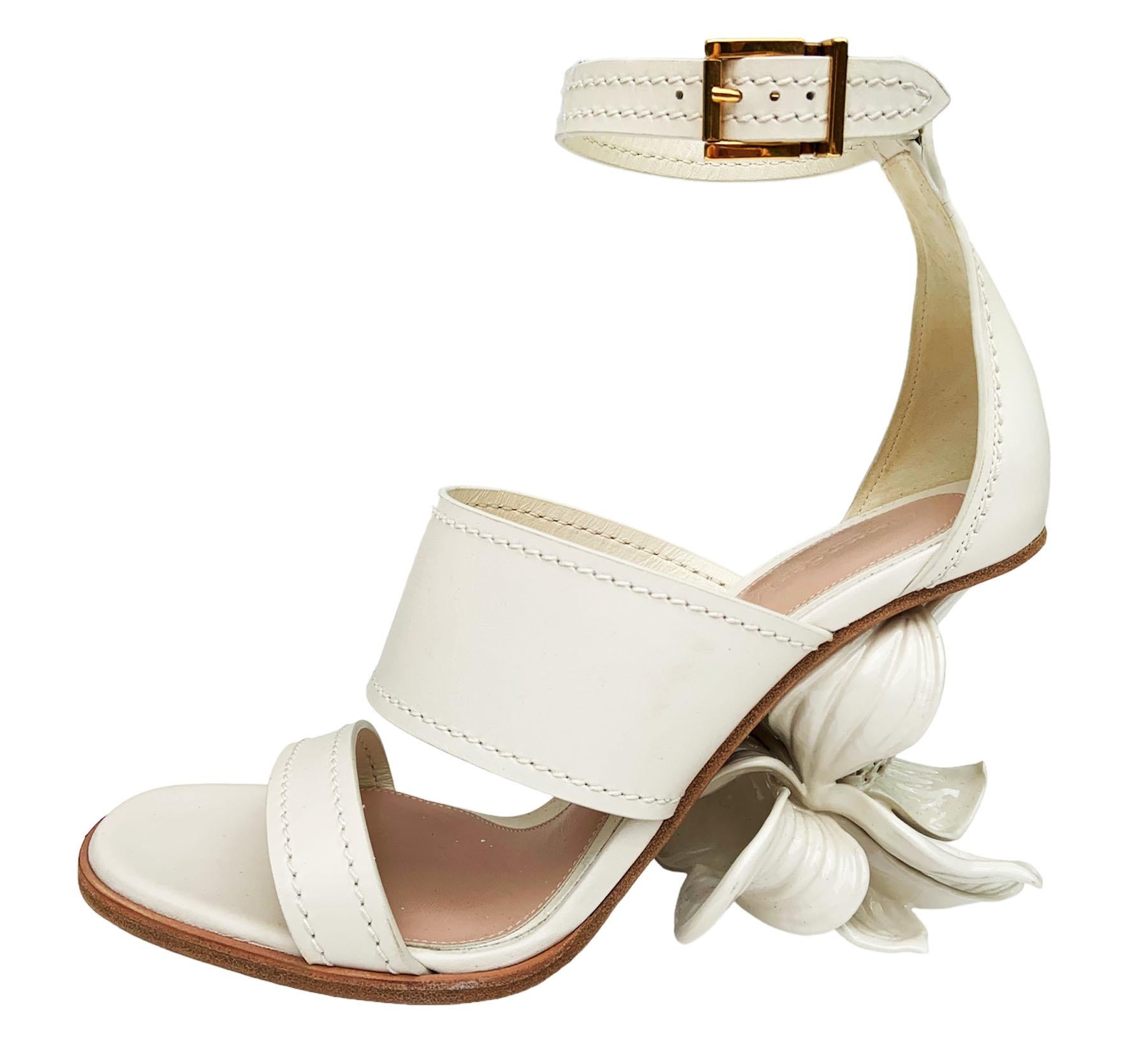 NWT Alexander McQueen 3D Magnolia Flower Heel Off White Shoes Sandals Italian 39 In New Condition In Montgomery, TX