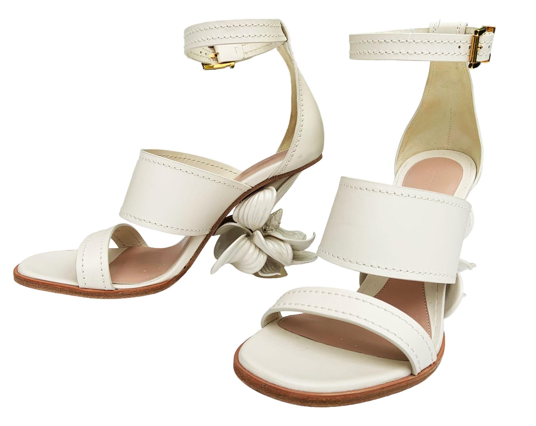 Women's NWT Alexander McQueen 3D Magnolia Flower Heel Off White Shoes Sandals Italian 39