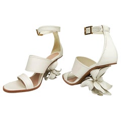 NEU Alexander McQueen 3D Magnolien-Blumen-Sandalen mit Absatz in gebrochenem Weiß, Italienisch 39
