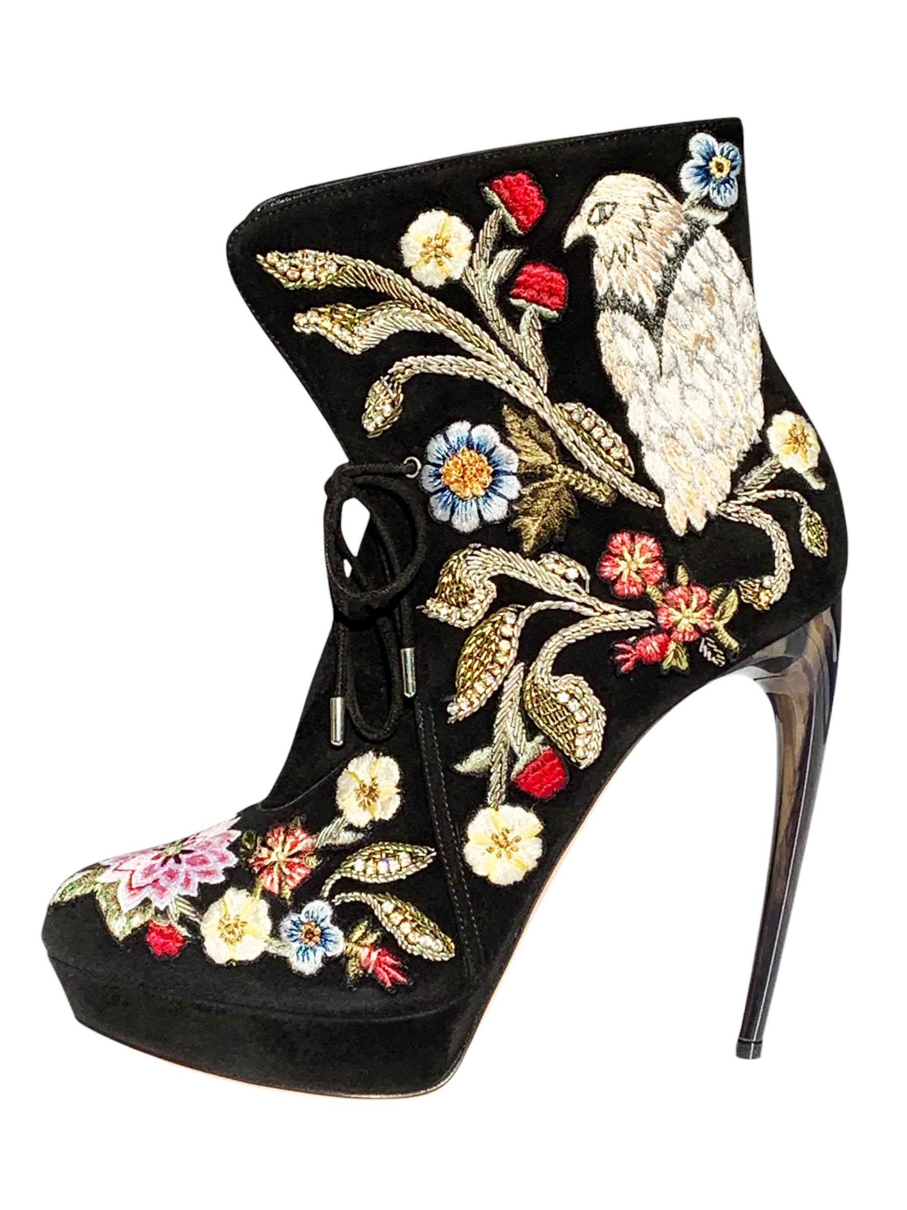 NWT Alexander McQueen Medieval Embroidered Horn Platform Heel Bootie
Taille italienne 38 - US 8
Daim noir, broderie médiévale avec des fils soyeux et métalliques colorés, cristaux de couleur rose tendre.
Talon en corne, Fermeture à lacets, Doublure