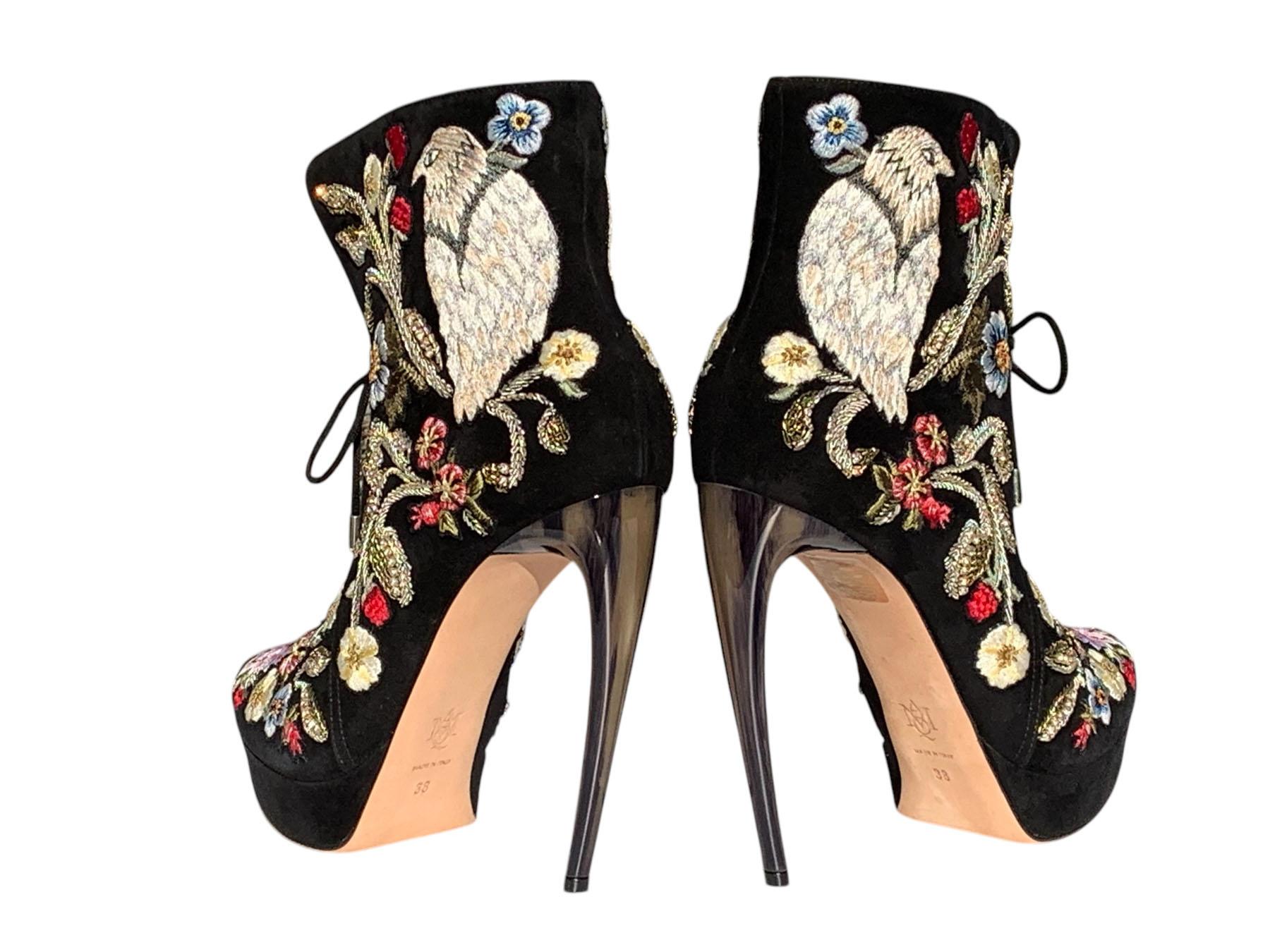 Noir NWT Alexander McQueen Medieval Embroidered Horn Heel Bootie Italian 38 - US 8 en vente