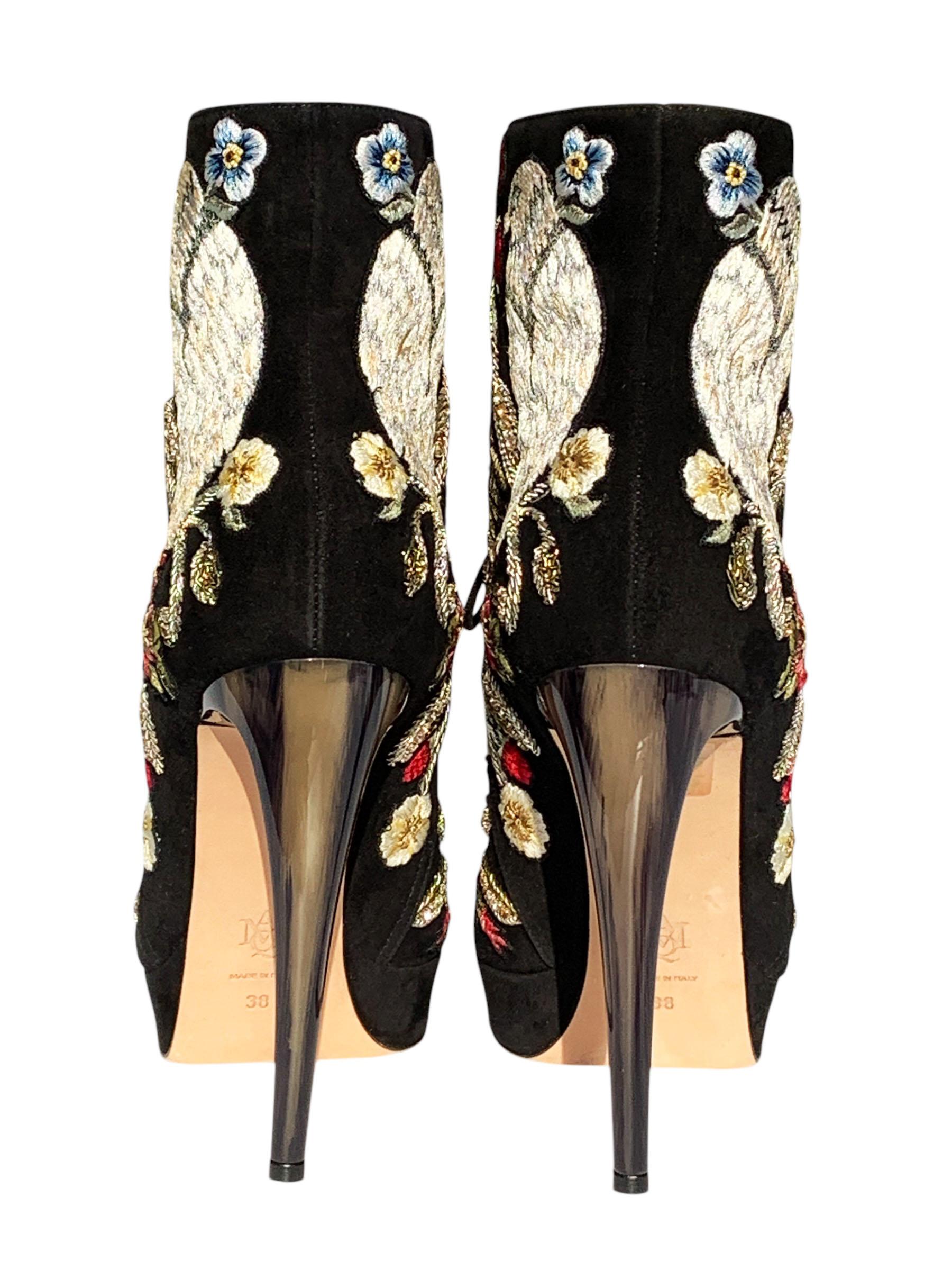 NWT Alexander McQueen Medieval Embroidered Horn Heel Bootie Italian 38 - US 8 Neuf - En vente à Montgomery, TX