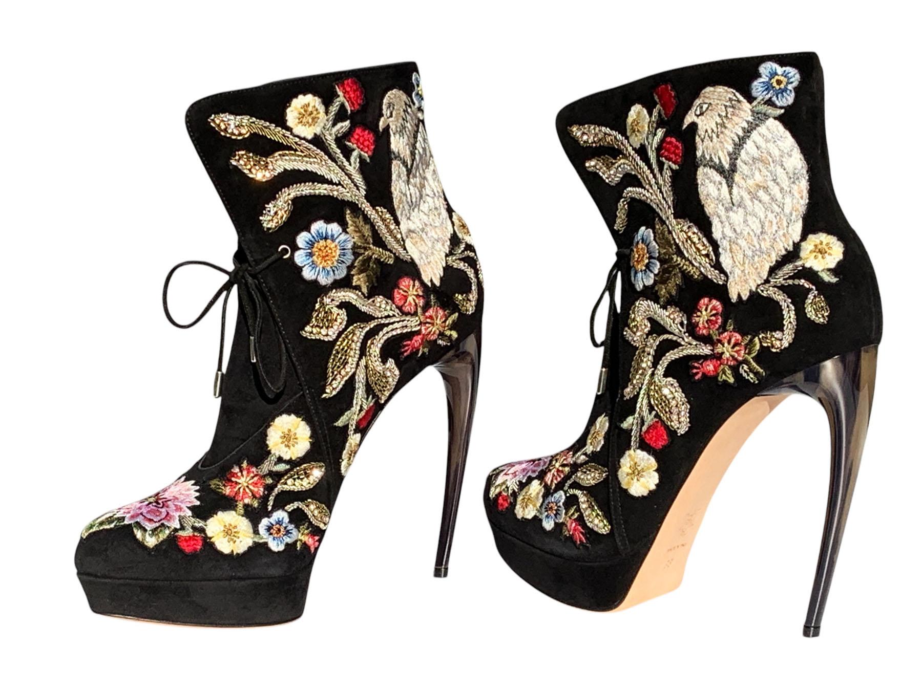 NWT Alexander McQueen Medieval Embroidered Horn Heel Bootie Italian 38 - US 8 Pour femmes en vente
