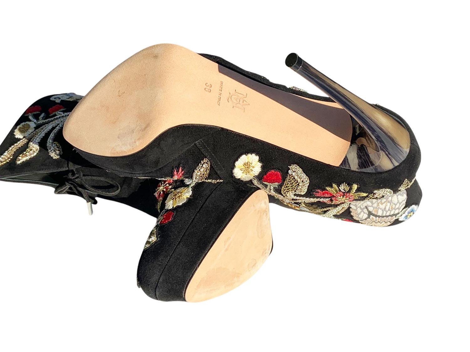 NWT Alexander McQueen Medieval Embroidered Horn Heel Bootie Italian 38 - US 8 en vente 1