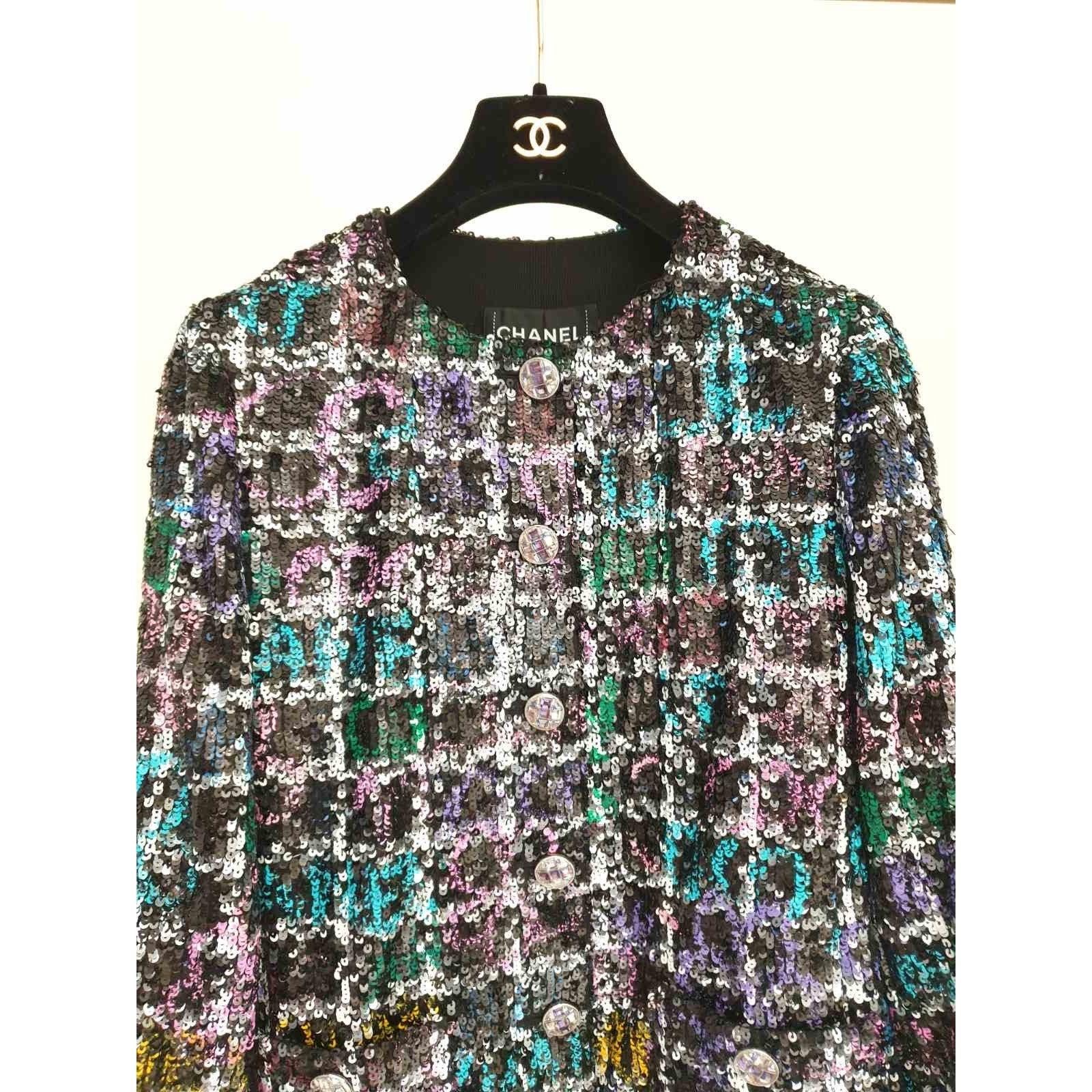 Eleva il tuo guardaroba con questa rara e straordinaria giacca Chanel 2022 Florence impreziosita da paillettes! Questa giacca multicolore presenta una splendida serie di paillettes nere, bianche, viola, turchesi, blu, gialle e rosa. 

La giacca si