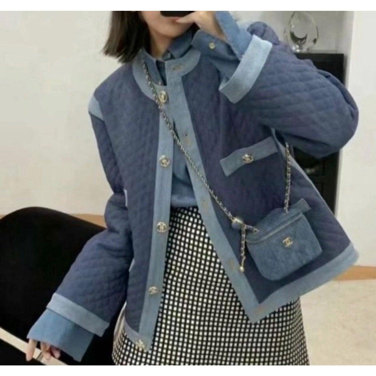 Giacca e abito Chanel 20P in denim con bottoni in cristallo CC
Sz.40
L'appendino non è incluso
