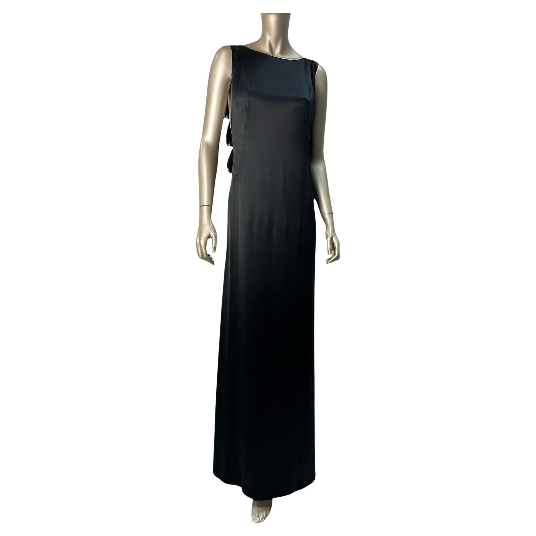 Se trata de un slip dress negro CHANEL nuevo con etiquetas de la colección 2017. El vestido presenta un favorecedor corte al bies y delicados tirantes con volantes. Está hecho de lujosa seda. ¡Perfecto para una ocasión especial o una salida
