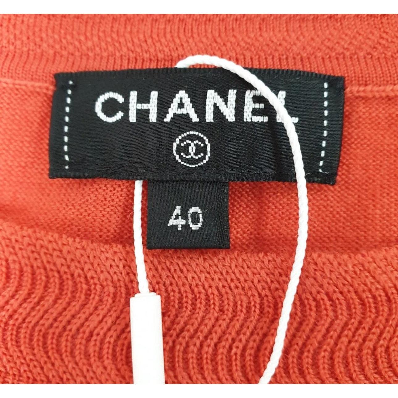 NWT Chanel Koralle rot CC Knöpfe Jersey Top Sz.40 im Zustand „Neu“ im Angebot in Krakow, PL