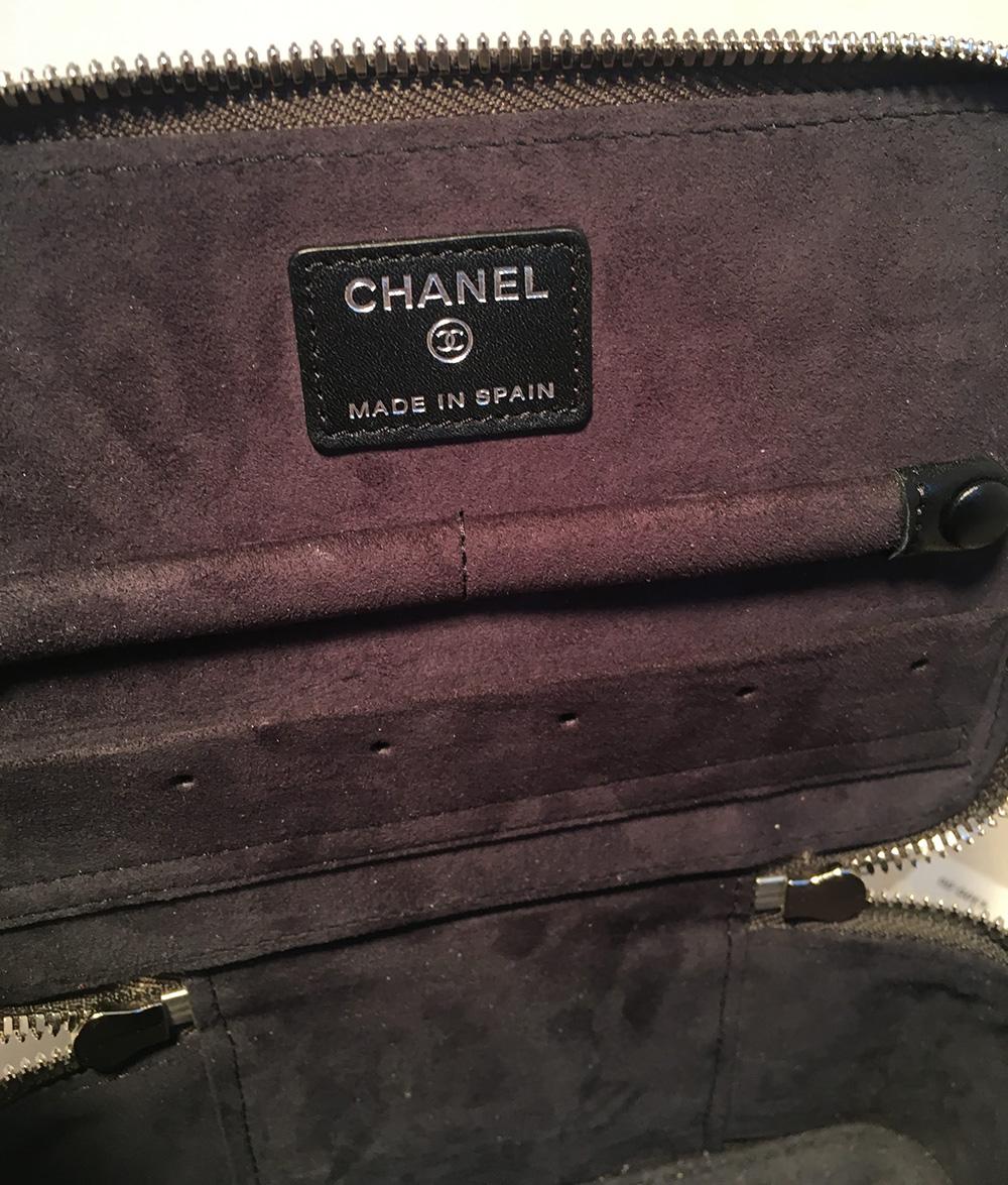 NWT Chanel Gray Python Snakeskin Jewelry Travel Pouch Case with Accessories In New Condition In Philadelphia, PA