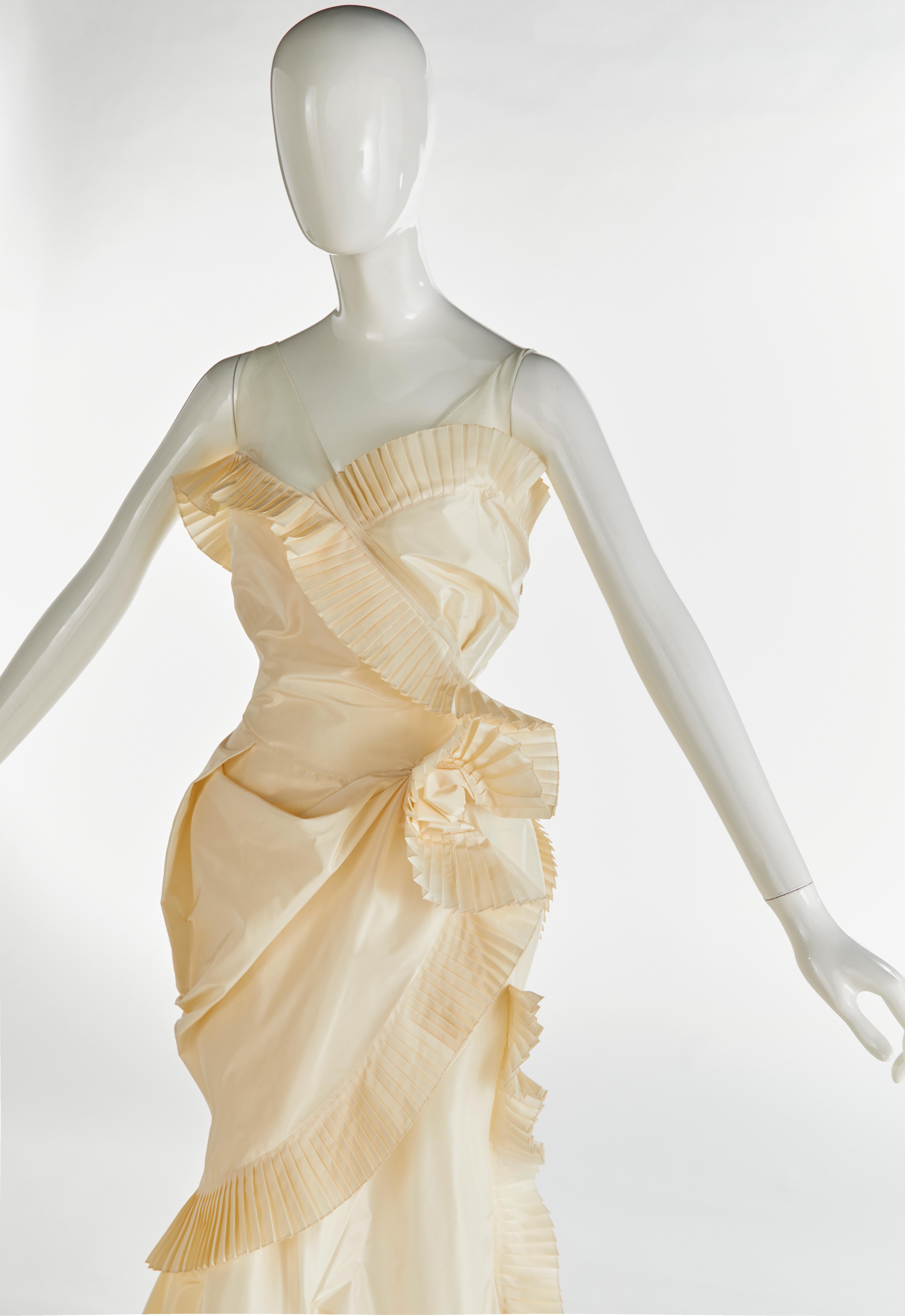 NWT Christian Dior by John Galliano Origami Dress Runway Fall 2006 Wedding Gown In Excellent Condition For Sale In Baar, CH