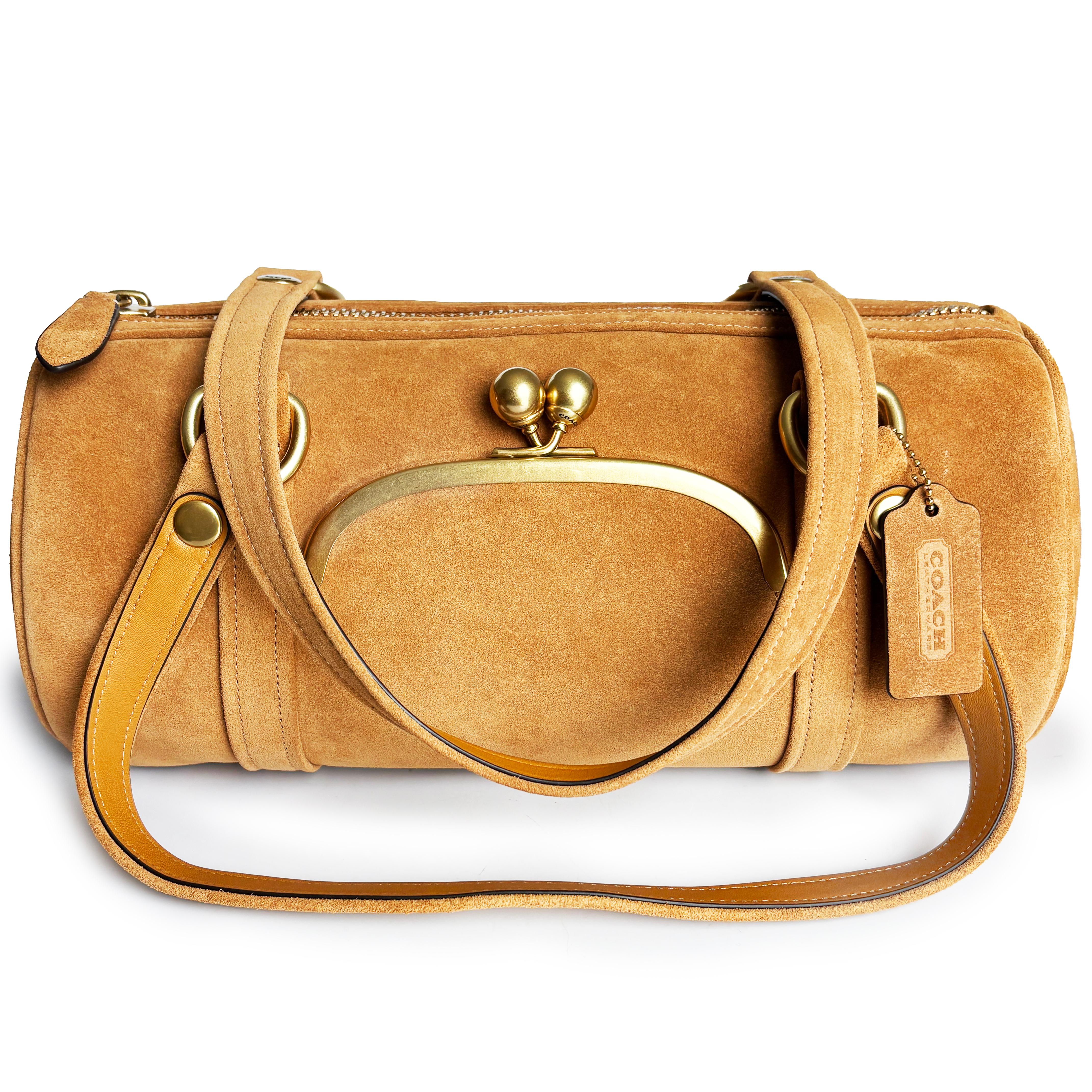 NWT Coach Originals Kisslock Barrel Bag in Caramel Suede & Leather  Faisant partie de la présentation Printemps 2026 de Coach, ce sac Kisslock Barrel en édition limitée se démarque de The Coach Originals, une collection de styles d'archives