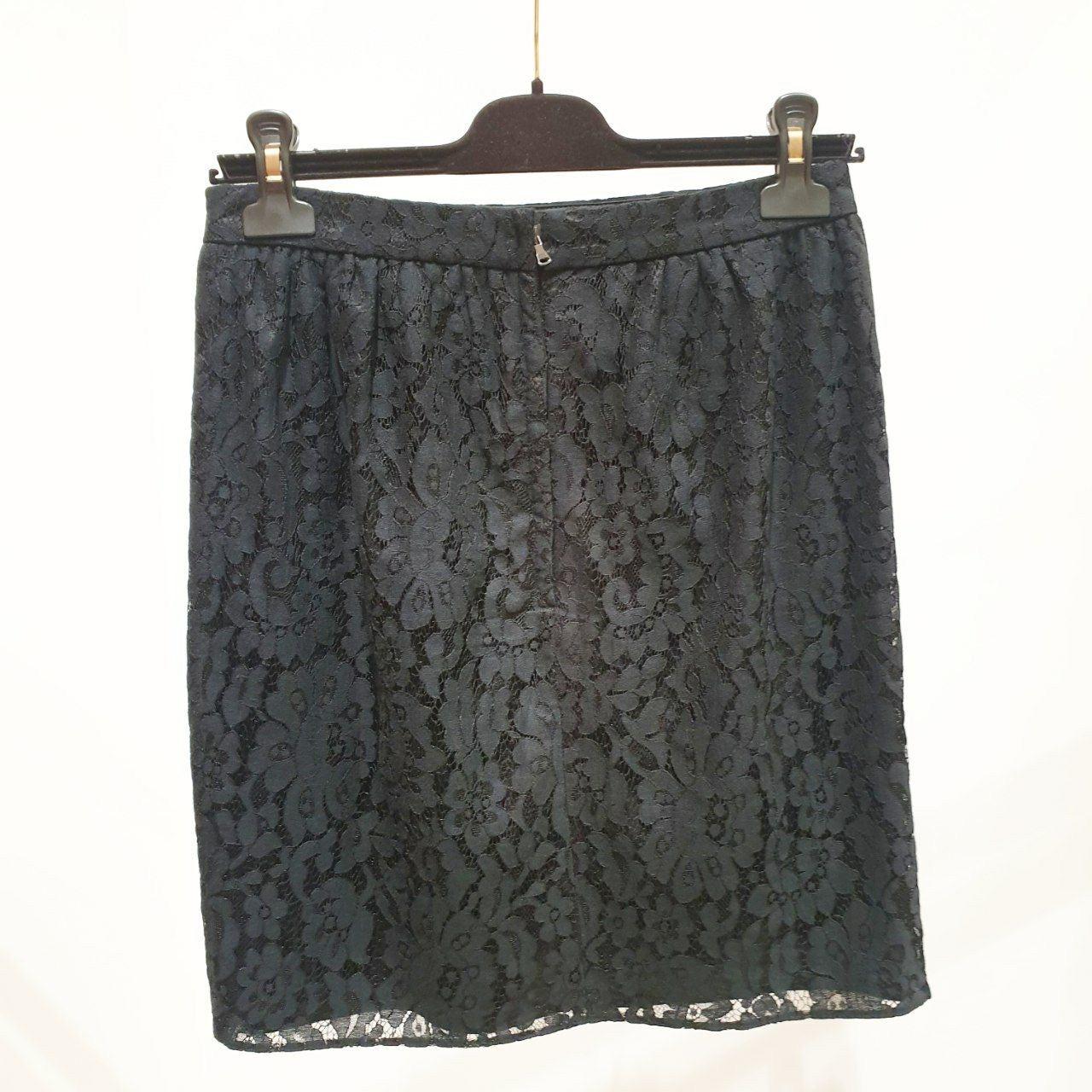 Impresionante mini falda de encaje floral negro de Dolce & Gabbana, nueva con etiquetas. Esta falda es una auténtica declaración de intenciones, perfecta para añadir un toque de lujo a cualquier conjunto. 

Talla: 38

Material: Encaje floral de alta