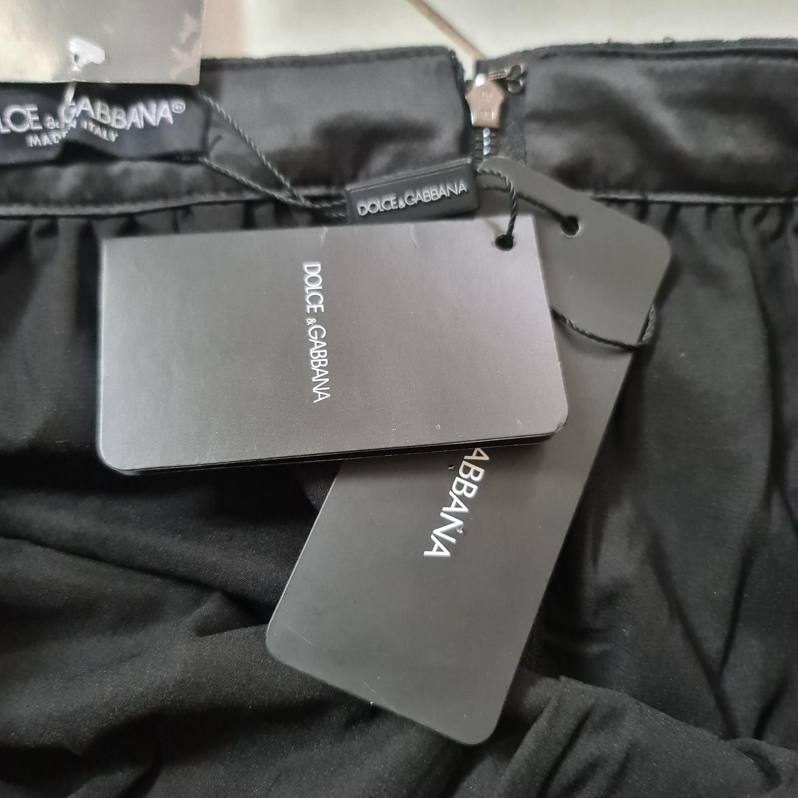 NWT Dolce & Gabbana Mini Falda de Encaje Floral Negra - Talla 38 en Nuevo estado para la venta en Krakow, PL