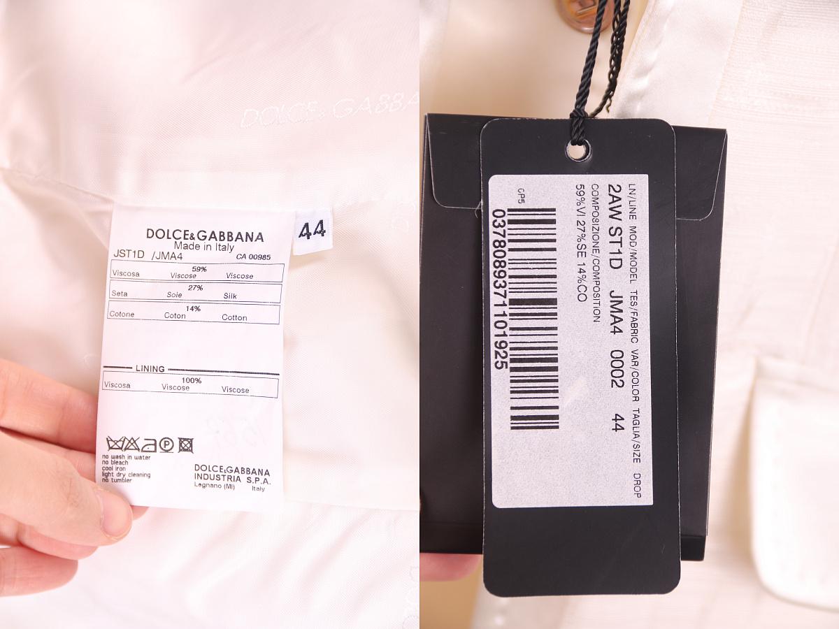 Traje de seda Dolce & Gabbana
talla 44

nuevo con etiqueta, chaqueta con traje de tres piezas de imitación
en seda

Chaqueta:

Hombros: 42 cm / 16,54 pulgadas

Manga: 65cm / 25.59inch

Axilas: 49 cm / 19,29 pulgadas

Longitud de la chaqueta: 68 cm /