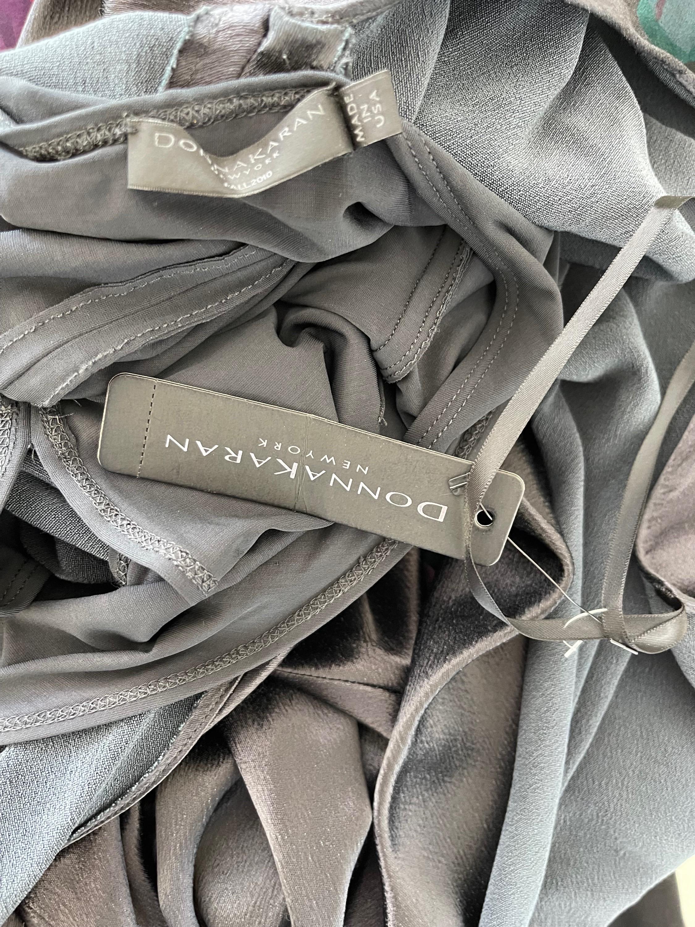 NWT Donna Karan Fall 2010 Runway Size 10 Anthracite Grey Plunging Silk Gown In New Condition In San Diego, CA