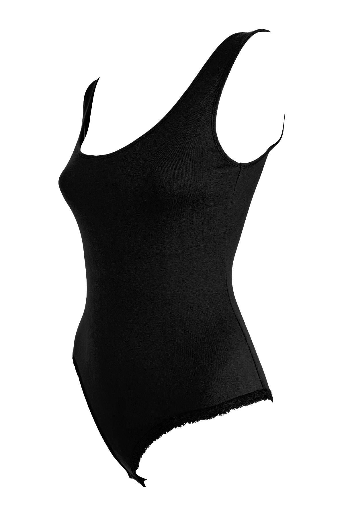 Dieser ungetragene schwarze Body von Donna Karan aus den frühen 1990er Jahren zeichnet sich durch eine schlanke, körpernahe Silhouette aus Baumwolljersey aus. Mit weitem Rundhalsausschnitt und hochgeschnittenen Beinausschnitten, die mit Spitze