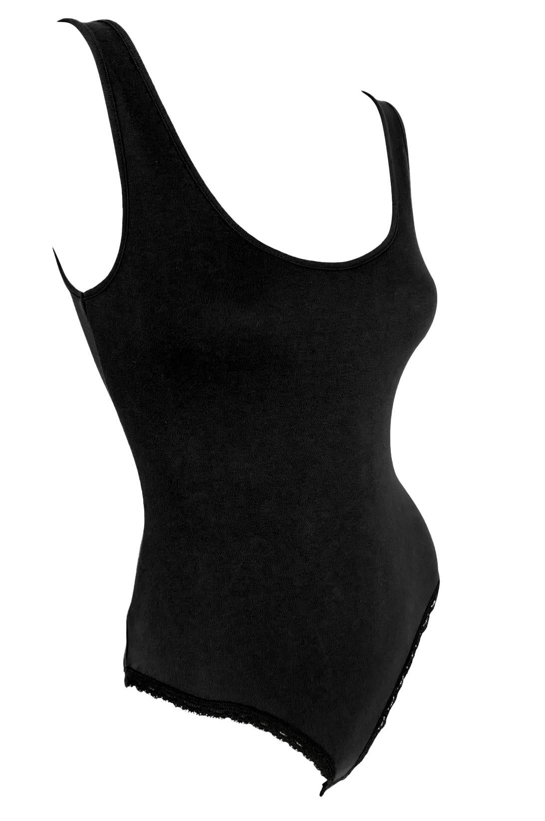 Questo body nero non indossato dei primi anni '90 di Donna Karan presenta una silhouette elegante e aderente al corpo realizzata in jersey di cotone. Con un'ampia scollatura e un'apertura delle gambe dal taglio alto, rifinita in pizzo.

Misure