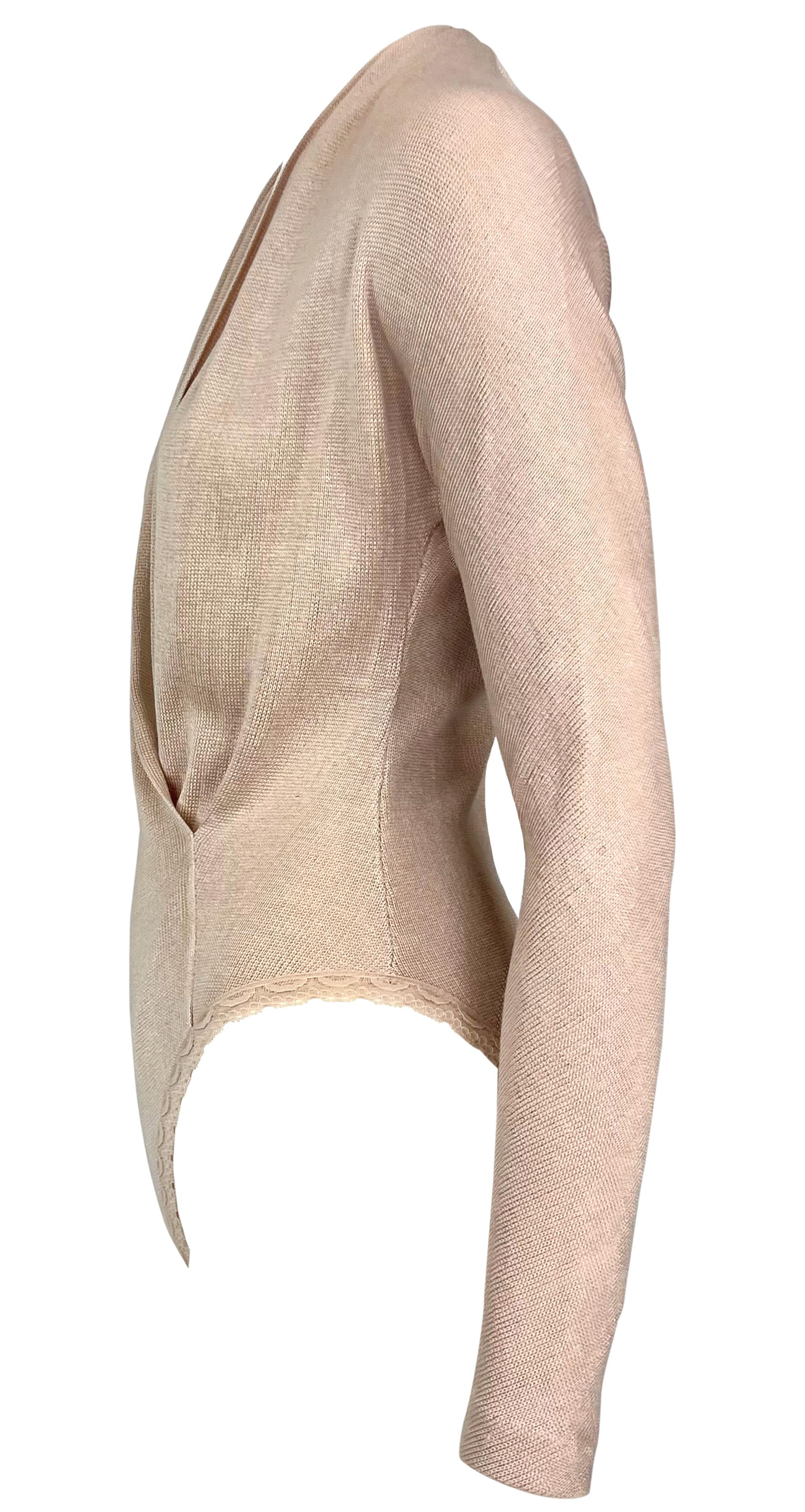 This Donna Karan dusty pink bodysuit from the 1990s, new with tags, is crafted from a soft, neutral-toned knit fabric. Featuring long sleeves and a plunging neckline, the design offers a sophisticated, figure-flattering fit.

Approximate