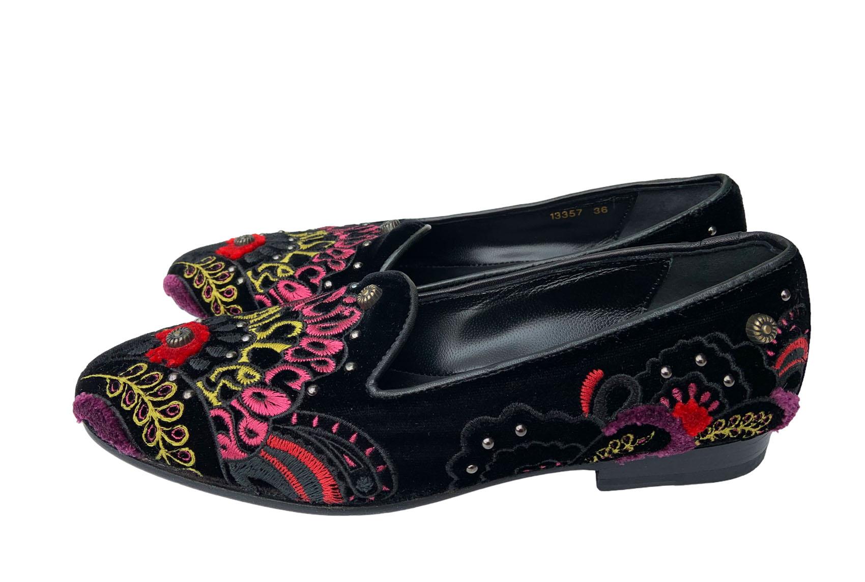 New Etro Black Velour Fully Embellished Flats Loafers
Italian size - 36
Black Velour Upper Fully Embroidered and Beaded, Leather Insole and Sole.
Embroidery on loafers says - The Kaleidoscope Paisley.
Stacked heel - 1.75 inches
Made in Italy.
New