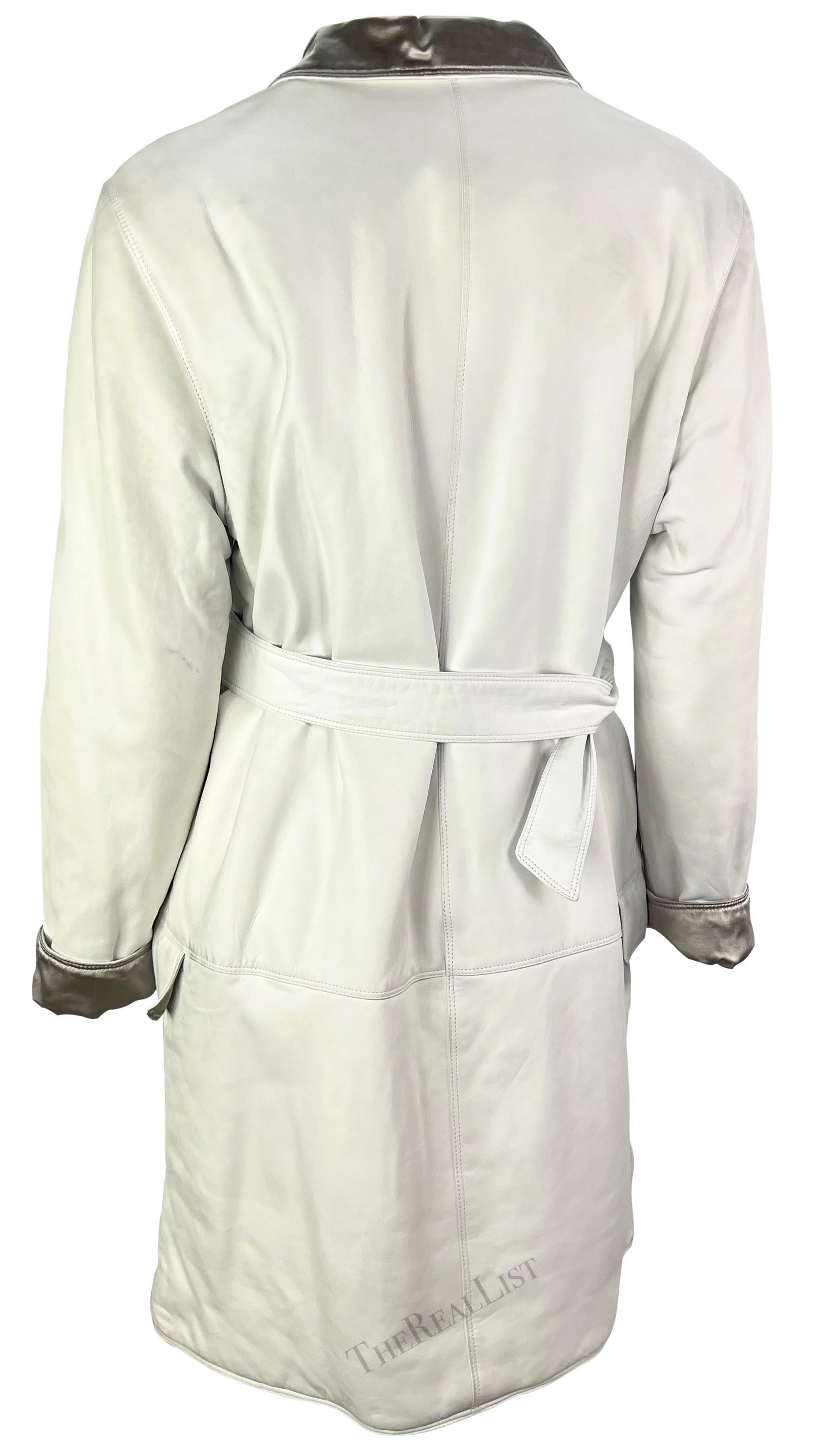 NWT F/W 1995 Gianni Versace Pasarela Blanco Cuero Plata Satén Medusa Coche Abrigo en venta 4