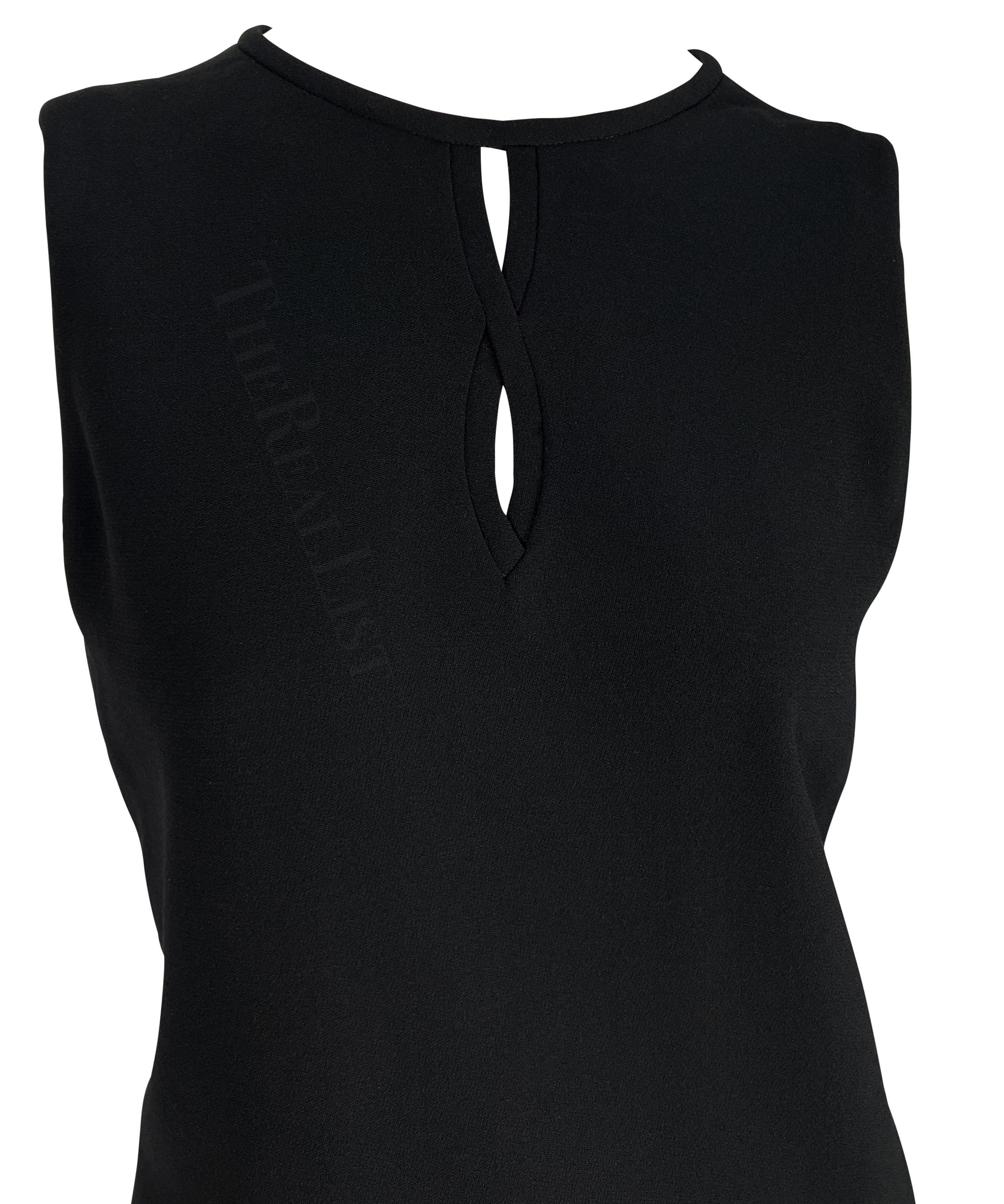 Wir präsentieren ein fabelhaftes schwarzes Gianni Versace Tunikakleid, entworfen von Gianni Versace. Dieses schicke, ärmellose Kleid aus der Herbst/Winter-Kollektion 1997 hat einen Rundhalsausschnitt und Ausschnitte zwischen den Brüsten. Nie zuvor