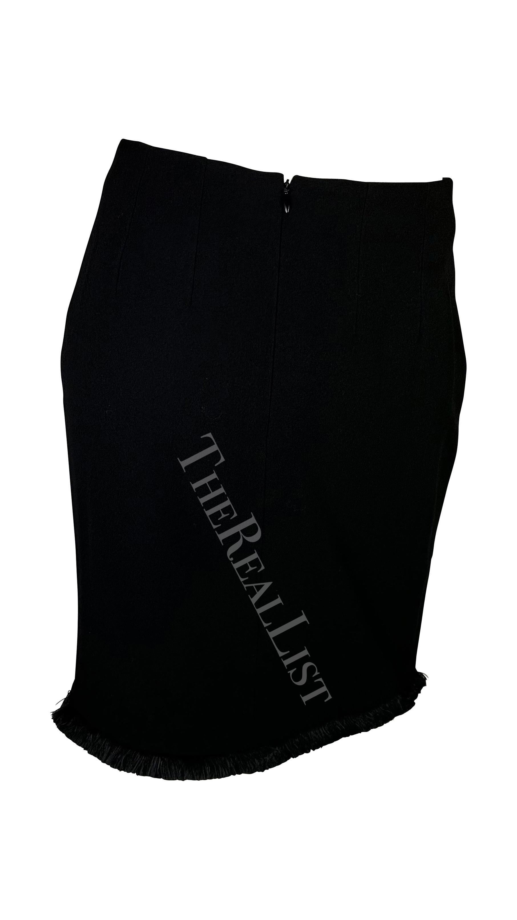 Ti presentiamo un favoloso tailleur nero con gonna di Christian Dior, disegnato da John Galliano. Dalla collezione Autunno/Inverno 1998, questo tailleur con gonna nera è composto da un blazer con frange e da una gonna a tubino abbinata. Il blazer