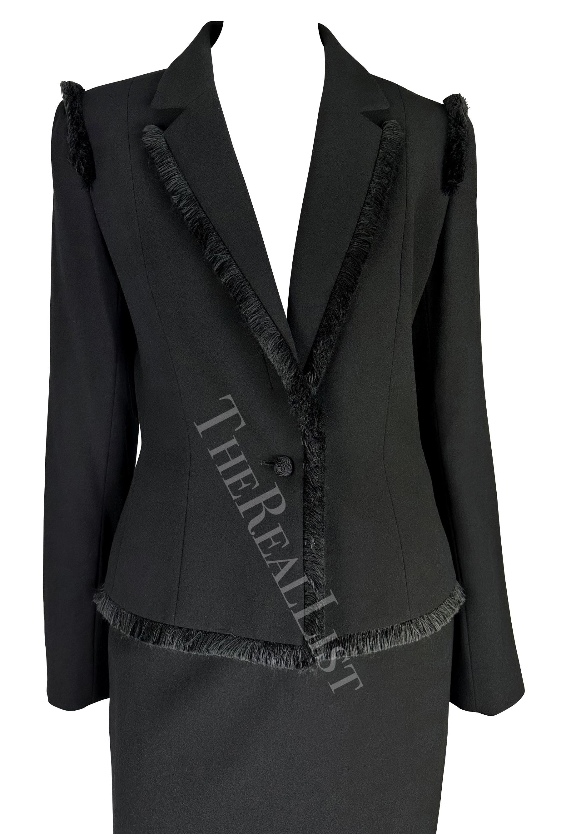 Présentation d'un fabuleux tailleur jupe noir Christian Dior, dessiné par John Galliano. Tiré de la collection automne-hiver 1998, ce tailleur jupe noir se compose d'un blazer orné de franges et d'une jupe crayon assortie. Le blazer de l'ensemble se