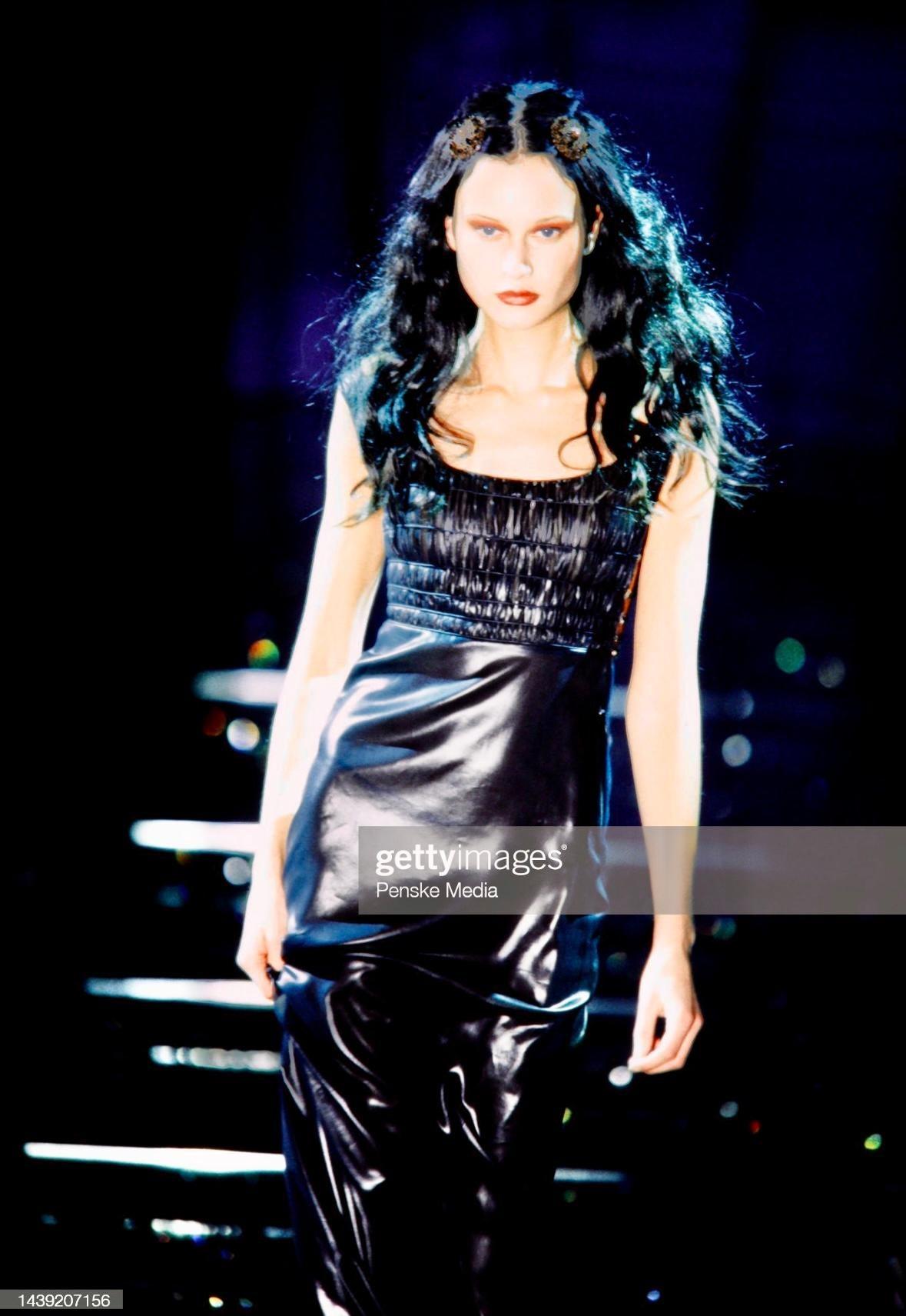 Robe Méduse noire fendue sur le côté Gianni Versace by Donatella, neuve avec étiquette, A/H 1998 Excellent état - En vente à West Hollywood, CA