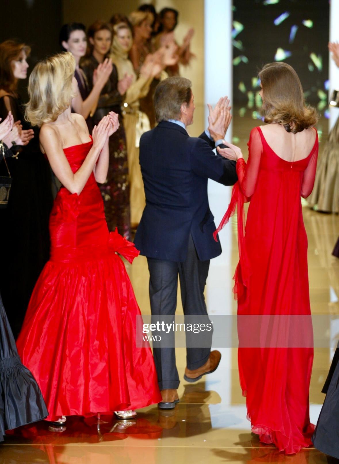 NWT F/W 2002 Valentino Garavani Runway Finale Robe à traîne en mousseline de soie rouge en vente 6