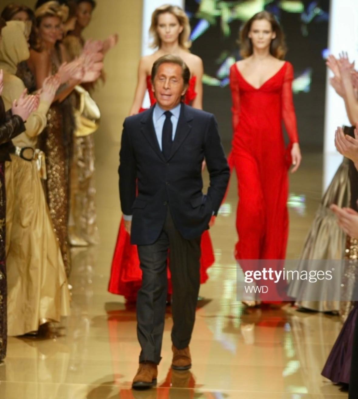 NWT F/W 2002 Valentino Garavani Runway Finale Robe à traîne en mousseline de soie rouge en vente 1