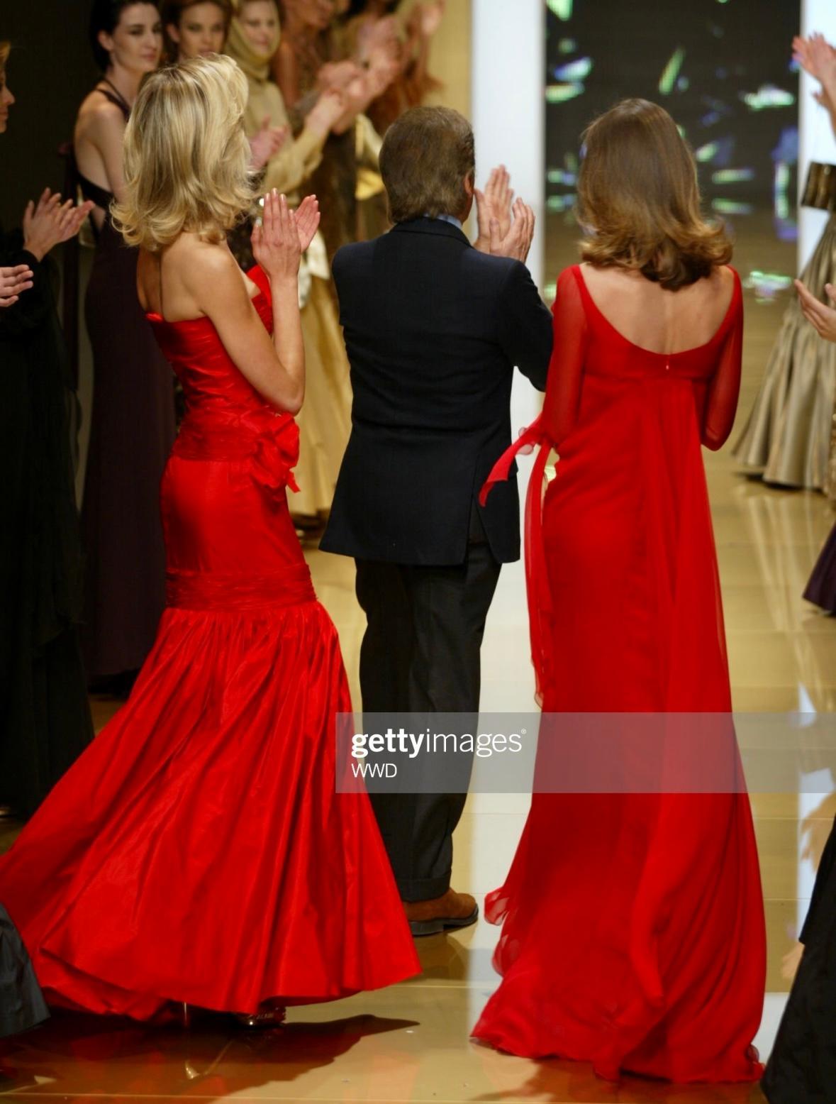 NWT F/W 2002 Valentino Garavani Runway Finale Robe à traîne en mousseline de soie rouge en vente 4