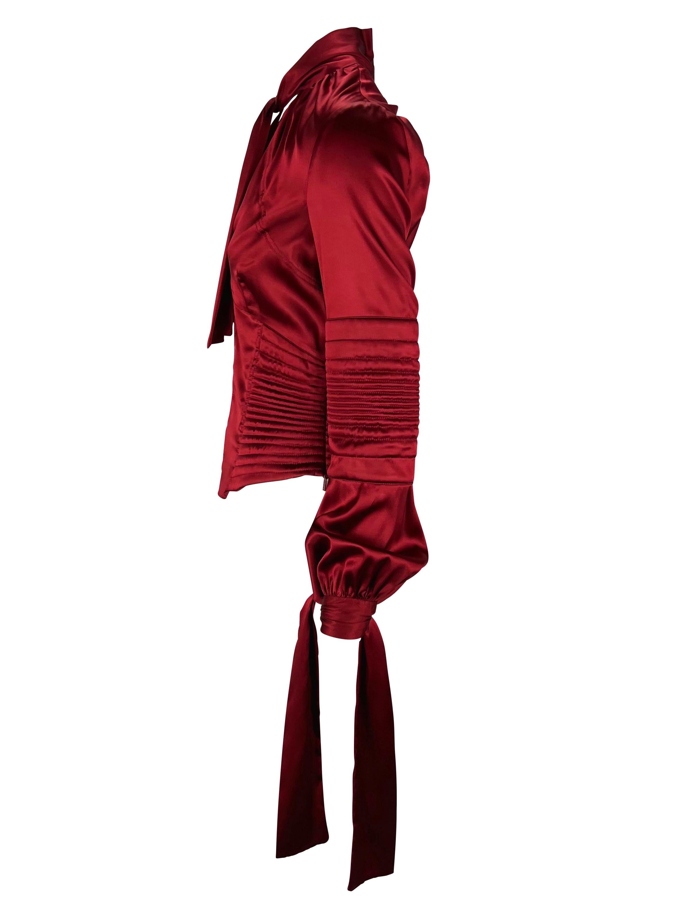 NEU H/W 2003 Gucci by Tom Ford Tiefrote gesteppte Korsett-Krawattenbluse aus Stretch-Satin, neu mit Etikett (Rot) im Angebot