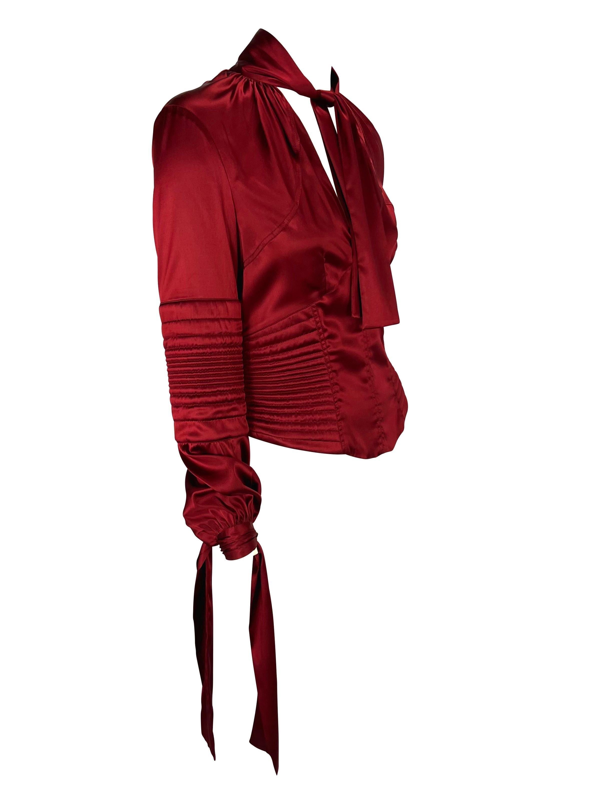 NWT A/I 2003 Gucci by Tom Ford Camicetta a cravatta con corsetto trapuntato in raso stretch rosso intenso in vendita 1
