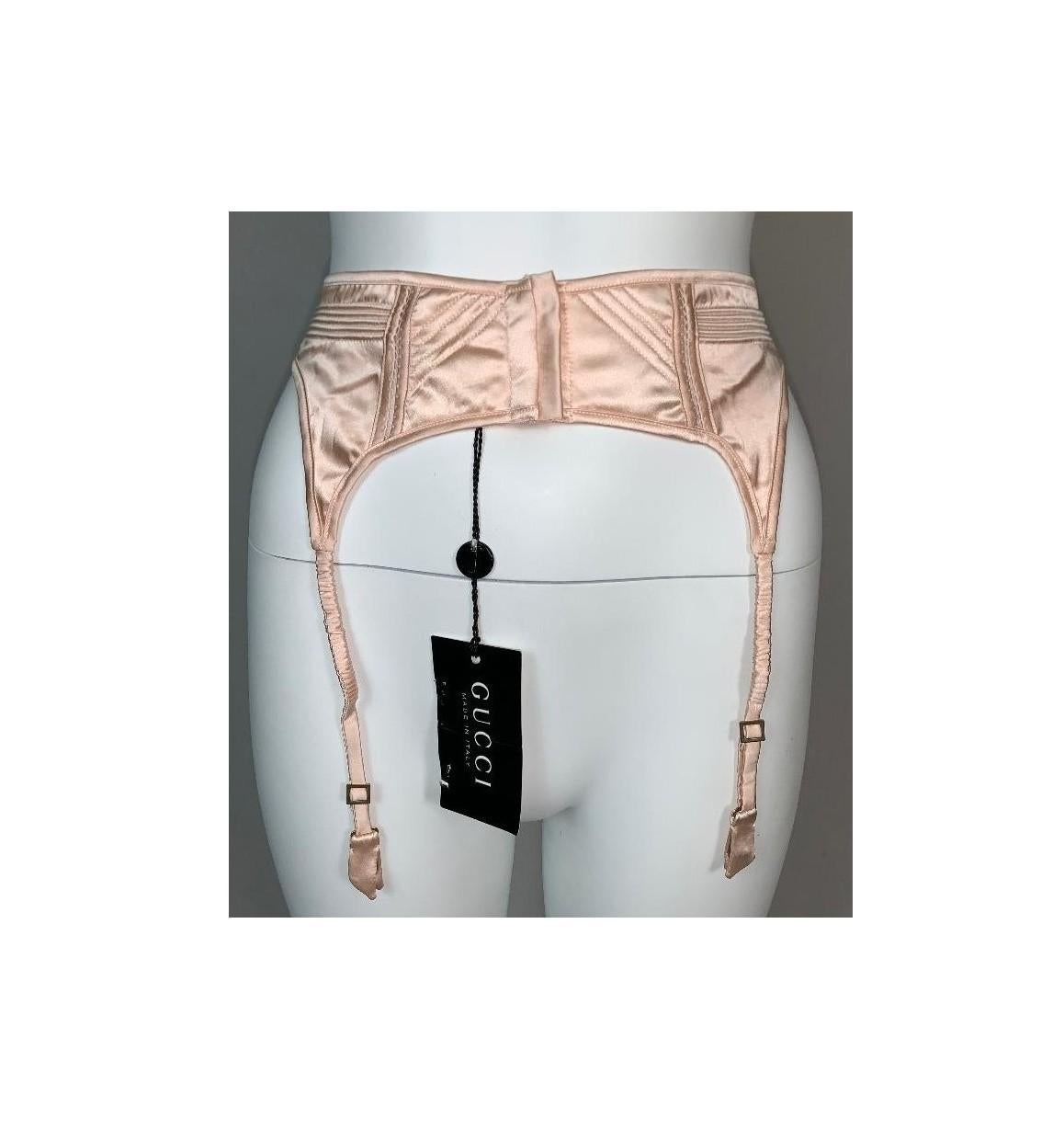 NWT F/W 2003 Gucci Tom Ford Pfirsich Nudefarbener Satin Garter Gürtel Dessous (Beige)