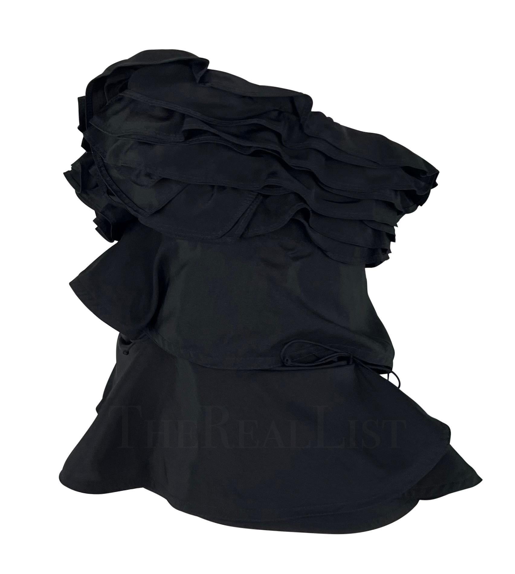 Ti presentiamo un favoloso top senza maniche in seta nera Yves Saint Laurent Rive Gauche, disegnato da Tom Ford. Dalla collezione Autunno/Inverno 2003, questo top nero chic è composto da strati di seta leggera, alcuni collegati da piccoli lacci, che