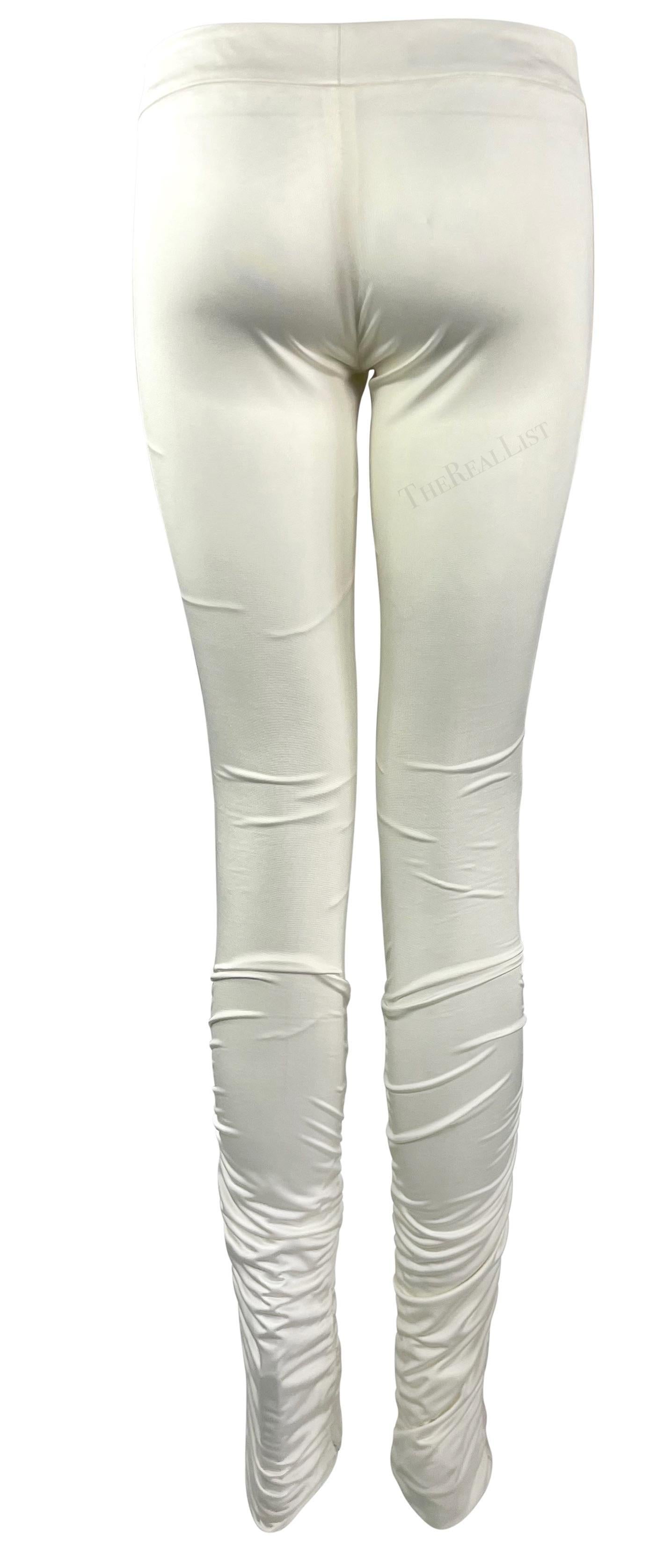 Gris NWT F/W 2004 Gucci by Tom Ford White Ruched Satin Ribbon Trimmed Pants (Pantalon froncé en satin garni de rubans) en vente