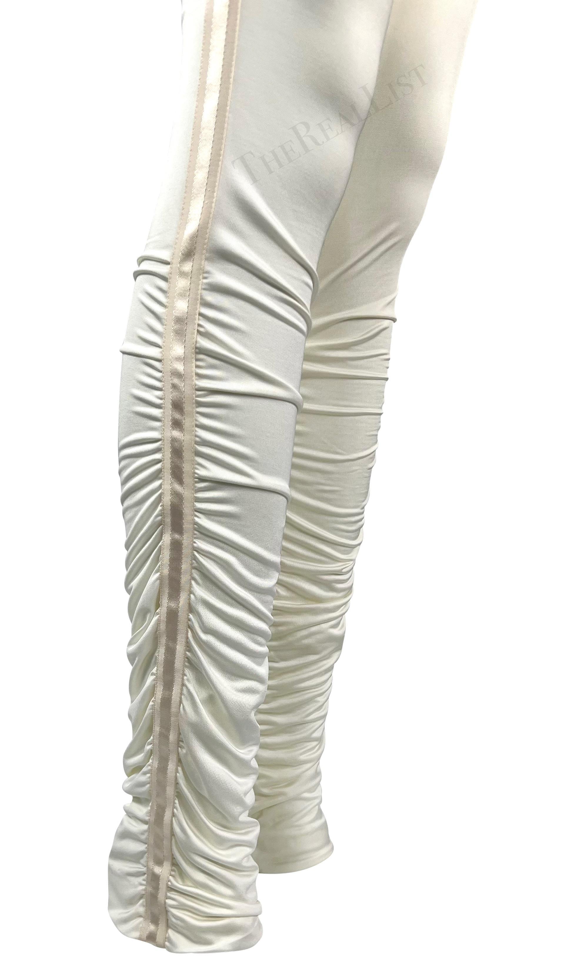 NWT F/W 2004 Gucci by Tom Ford White Ruched Satin Ribbon Trimmed Pants (Pantalon froncé en satin garni de rubans) Pour femmes en vente