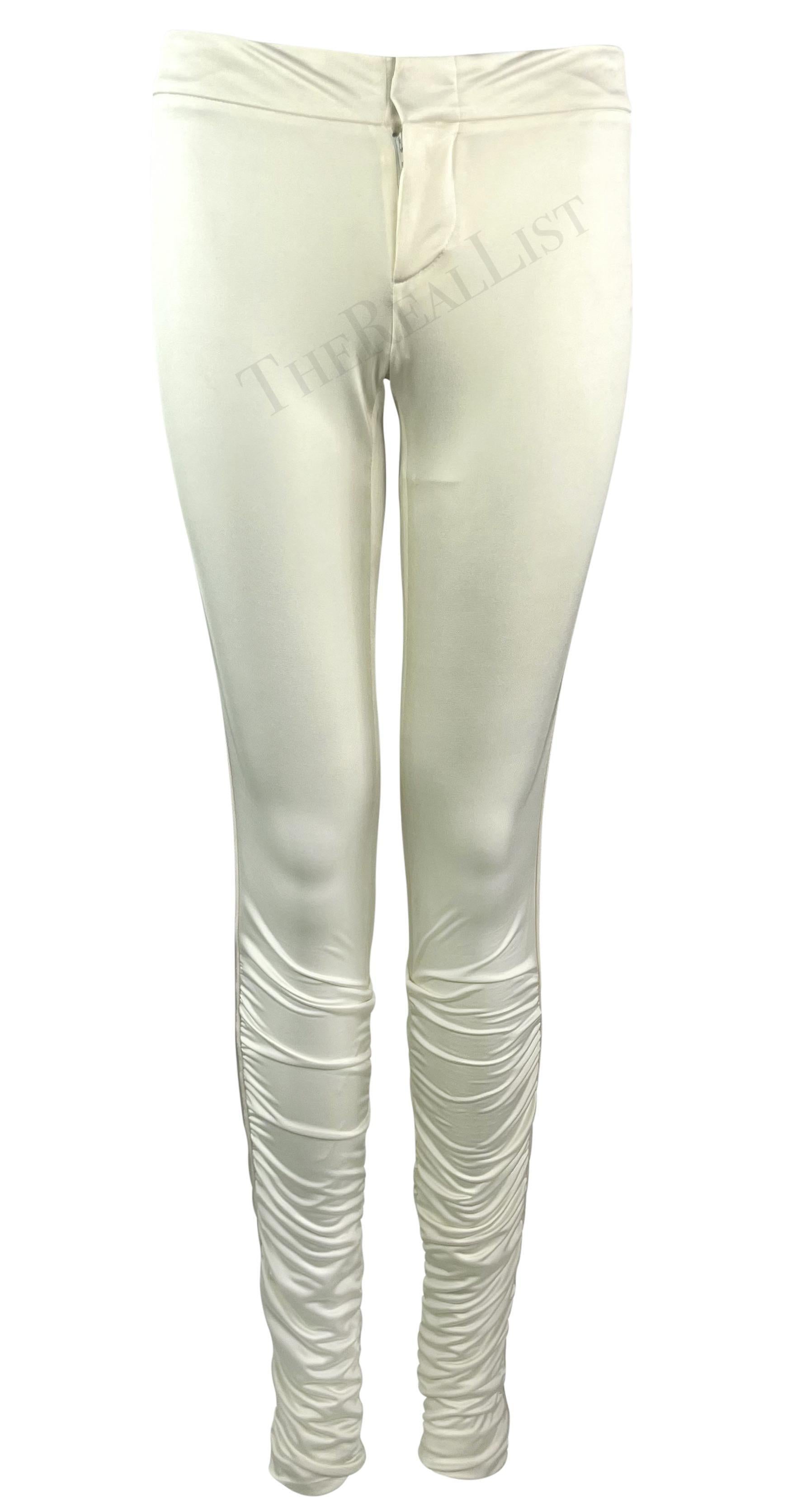 NWT F/W 2004 Gucci by Tom Ford White Ruched Satin Ribbon Trimmed Pants (Pantalon froncé en satin garni de rubans) en vente 1