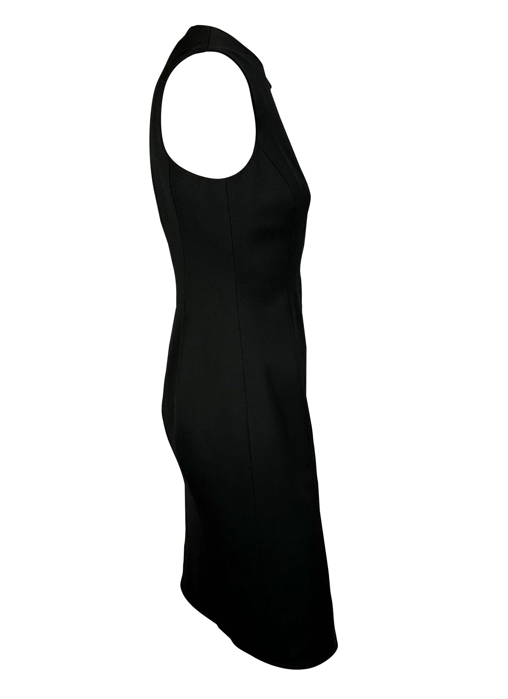 Présentation d'une robe tunique en laine noire Versace, créée par Donatella Versace. Dans la collection automne/hiver 2004, Donatella a réimaginé les boucles utilisées par son frère dans sa collection automne/hiver 1992, en ajoutant des boucles