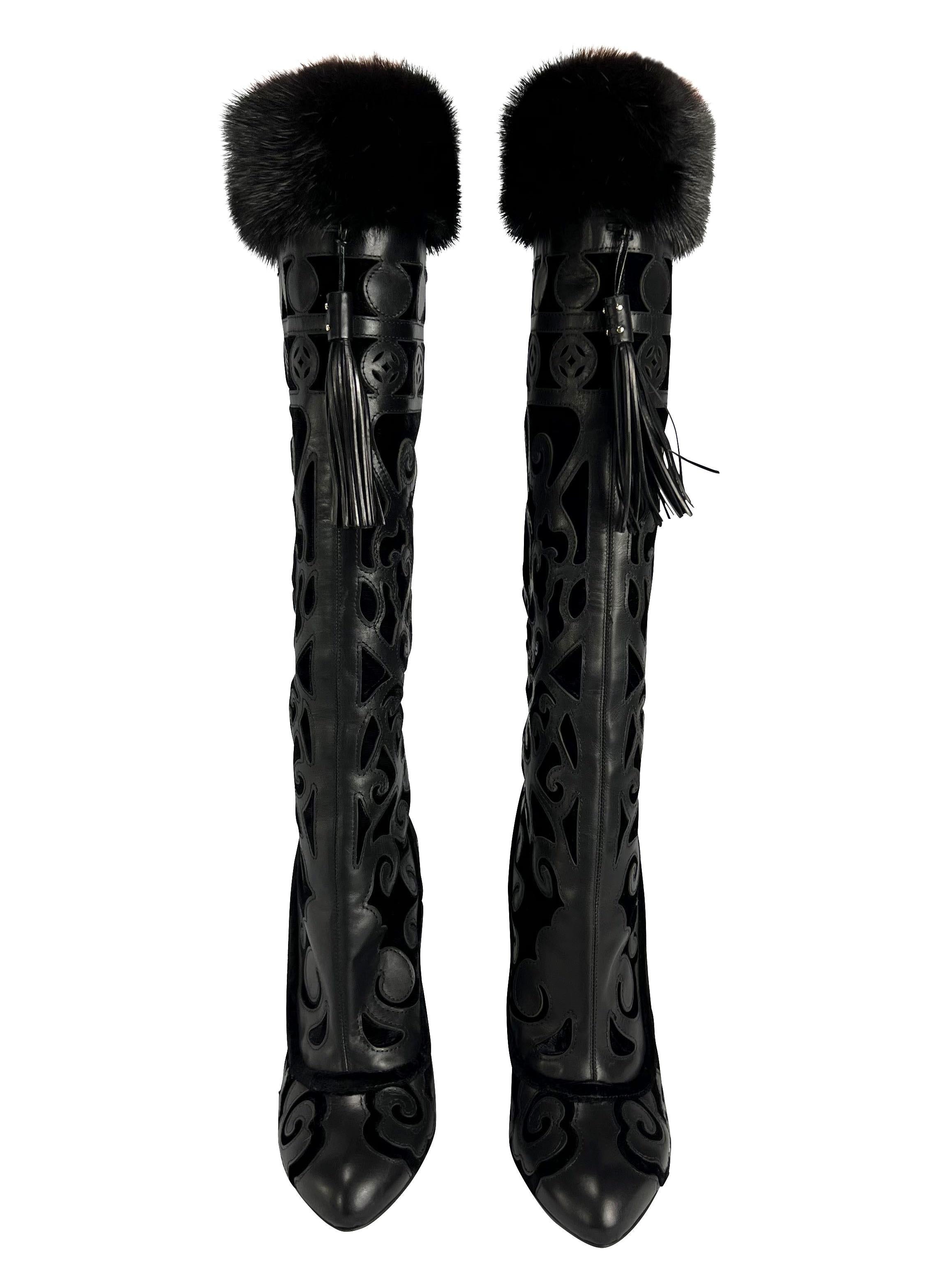 Wir präsentieren ein Paar Yves Saint Laurent Rive Gauche Keilstiefel aus Leder und Pelz, entworfen von Tom Ford. Diese Stiefel sind Teil der Herbst/Winter-Kollektion 2004 und wurden auf dem Laufsteg in Look Nummer 16 von Yasmin Warsame präsentiert.
