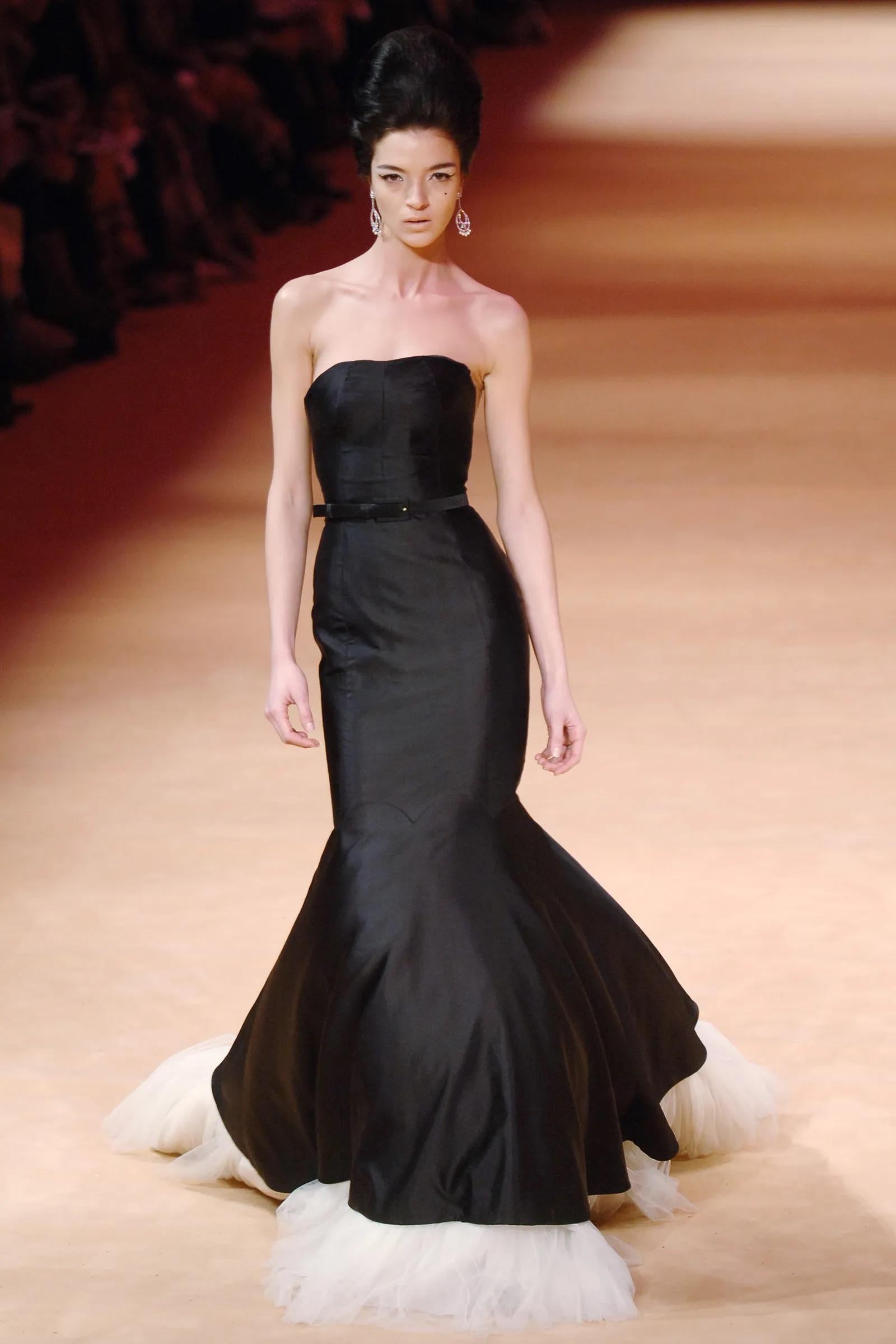 Issue de la collection Alexander McQueen automne/hiver 2005, une version de cette robe en satin de soie noire a été présentée sur le podium de la saison (look 38), portée par Mariacarla Boscono. Cette robe élégante et sexy est dotée d'un corset