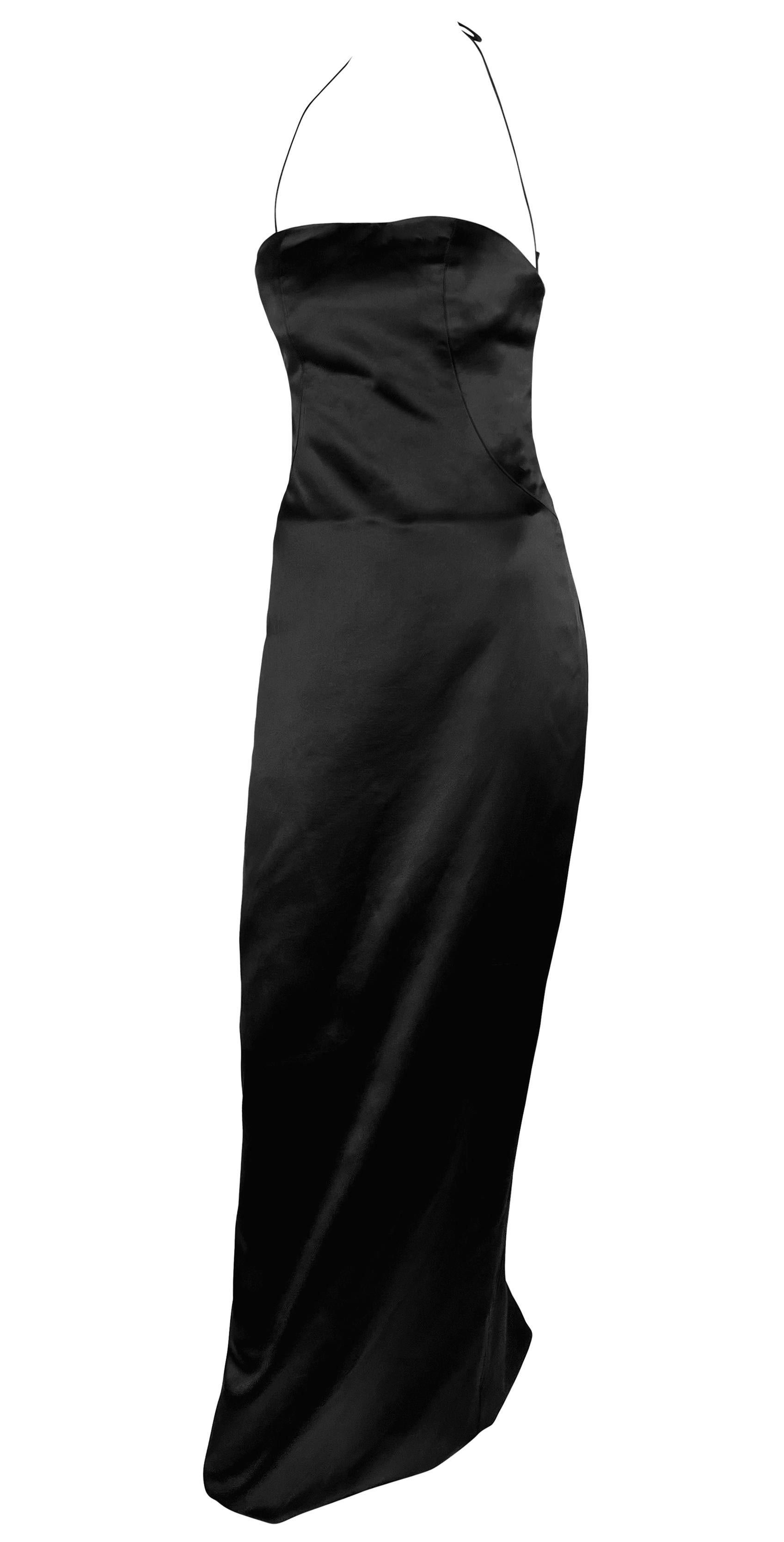 Noir NWT F/W 2005 Alexander McQueen Robe de défilé en satin noir avec dos nu et cravate en vente